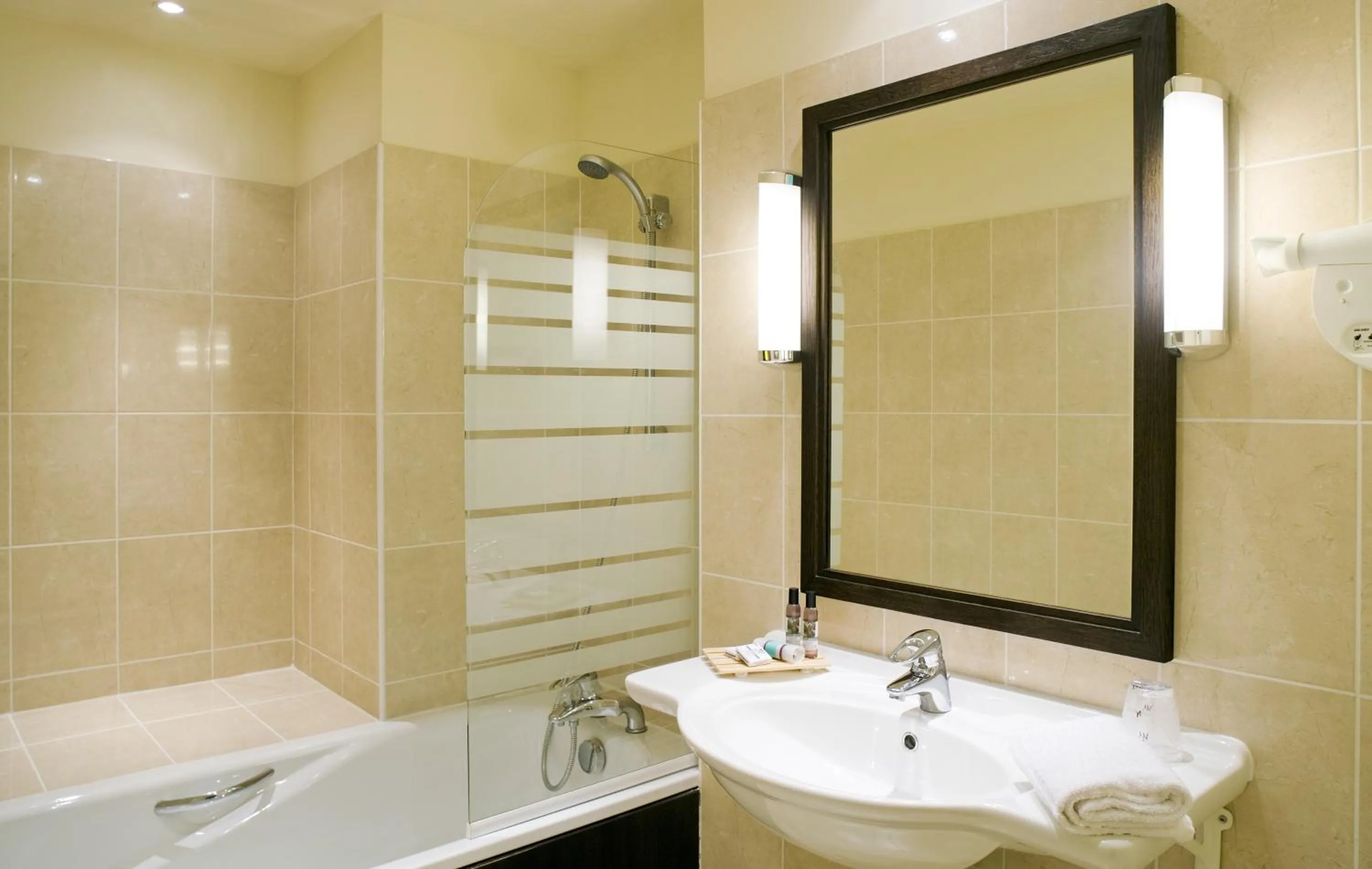 Bathroom in Hotel Mercure Rennes Cesson