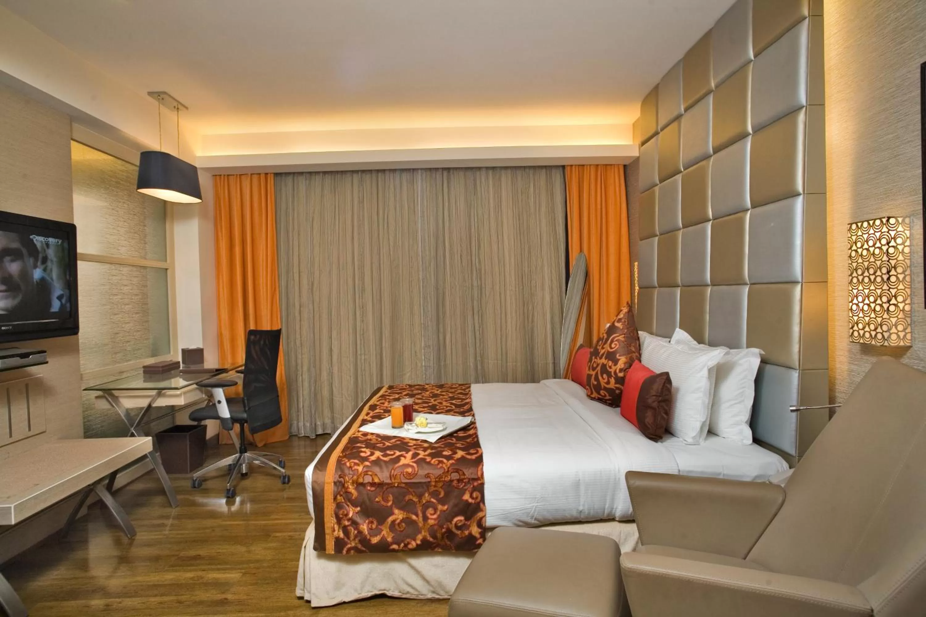 Photo of the whole room, Bed in The Sonnet Kolkata