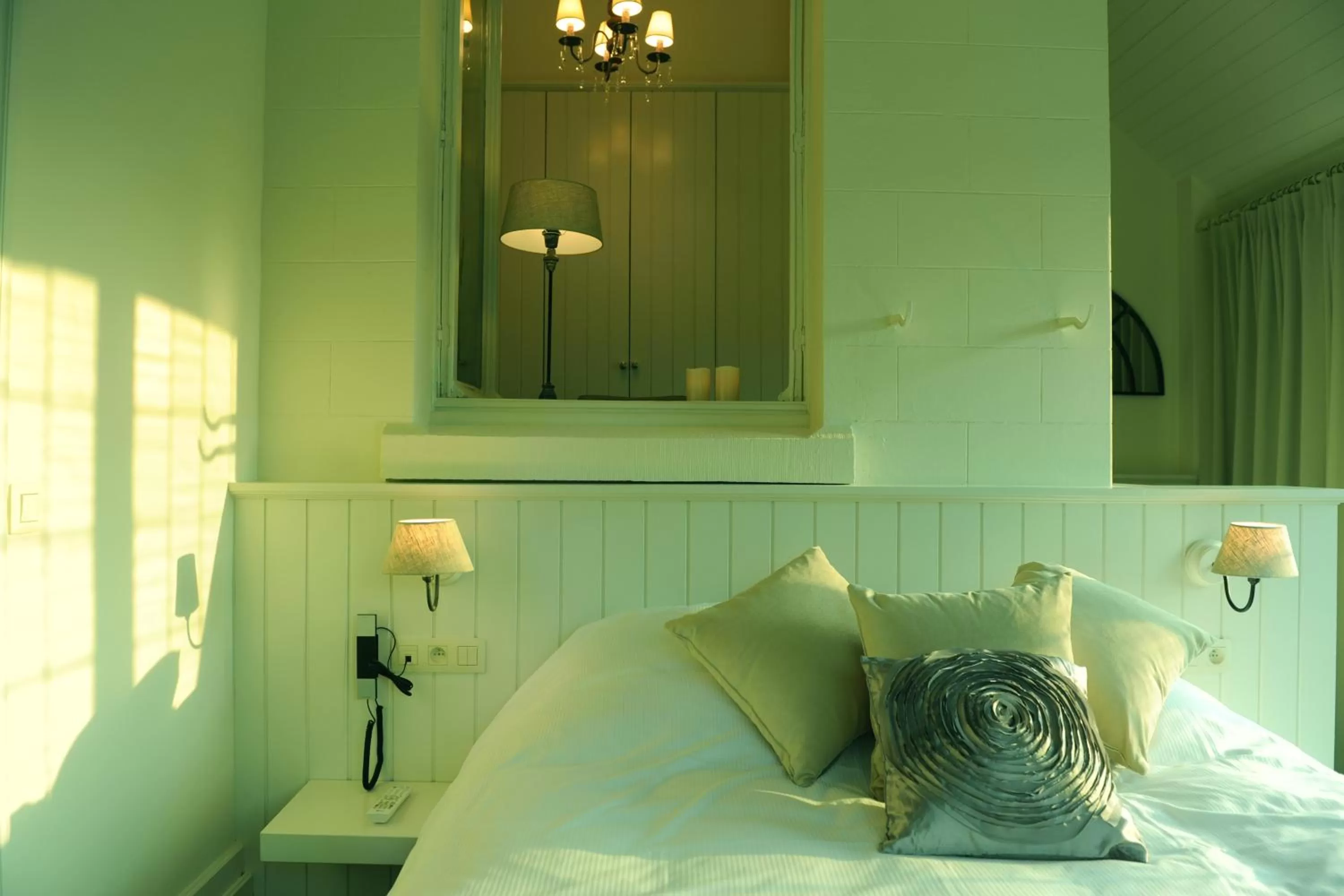 Bed in Charmehotel Villa Saporis