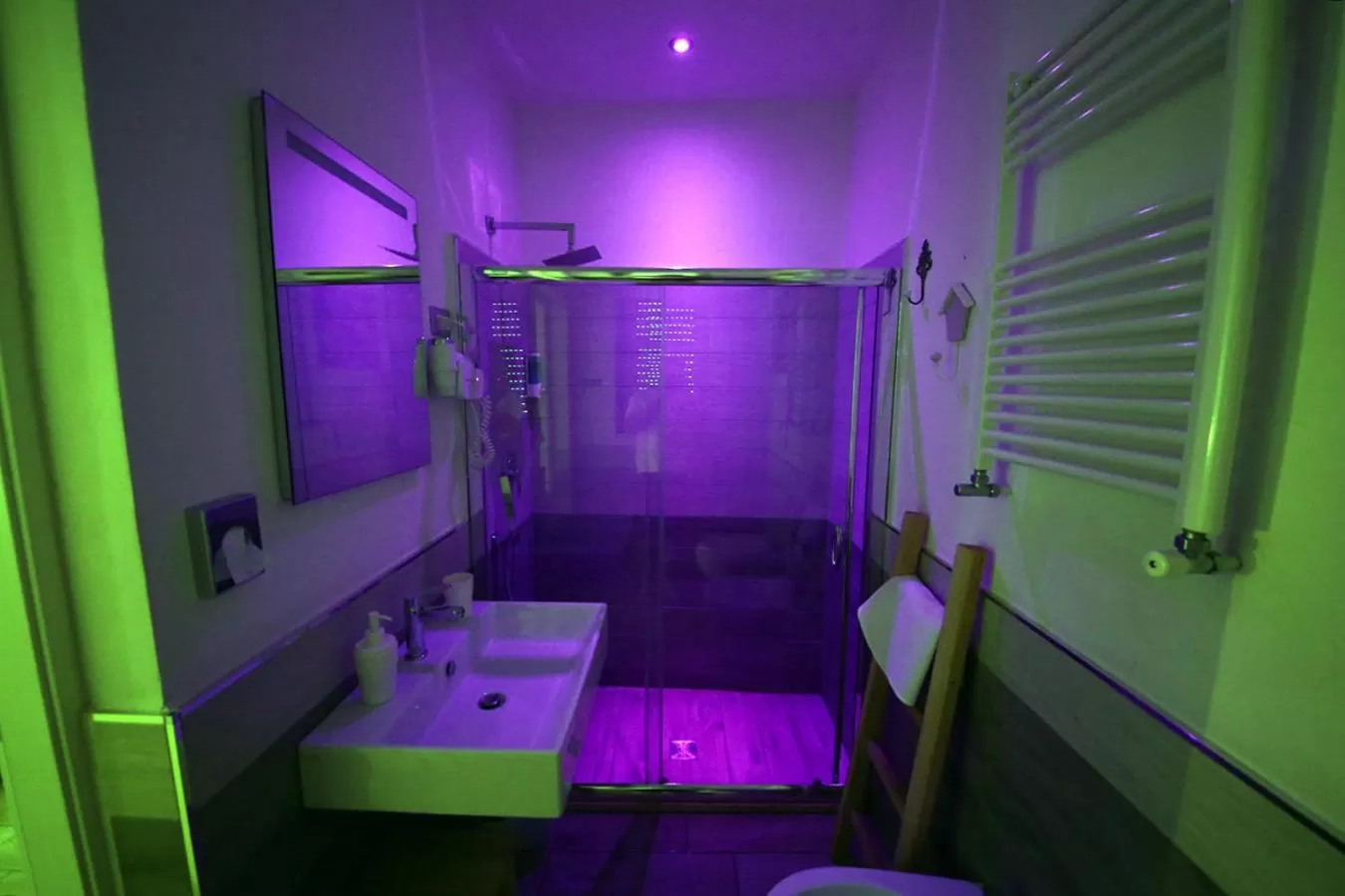 Shower in La piazzetta