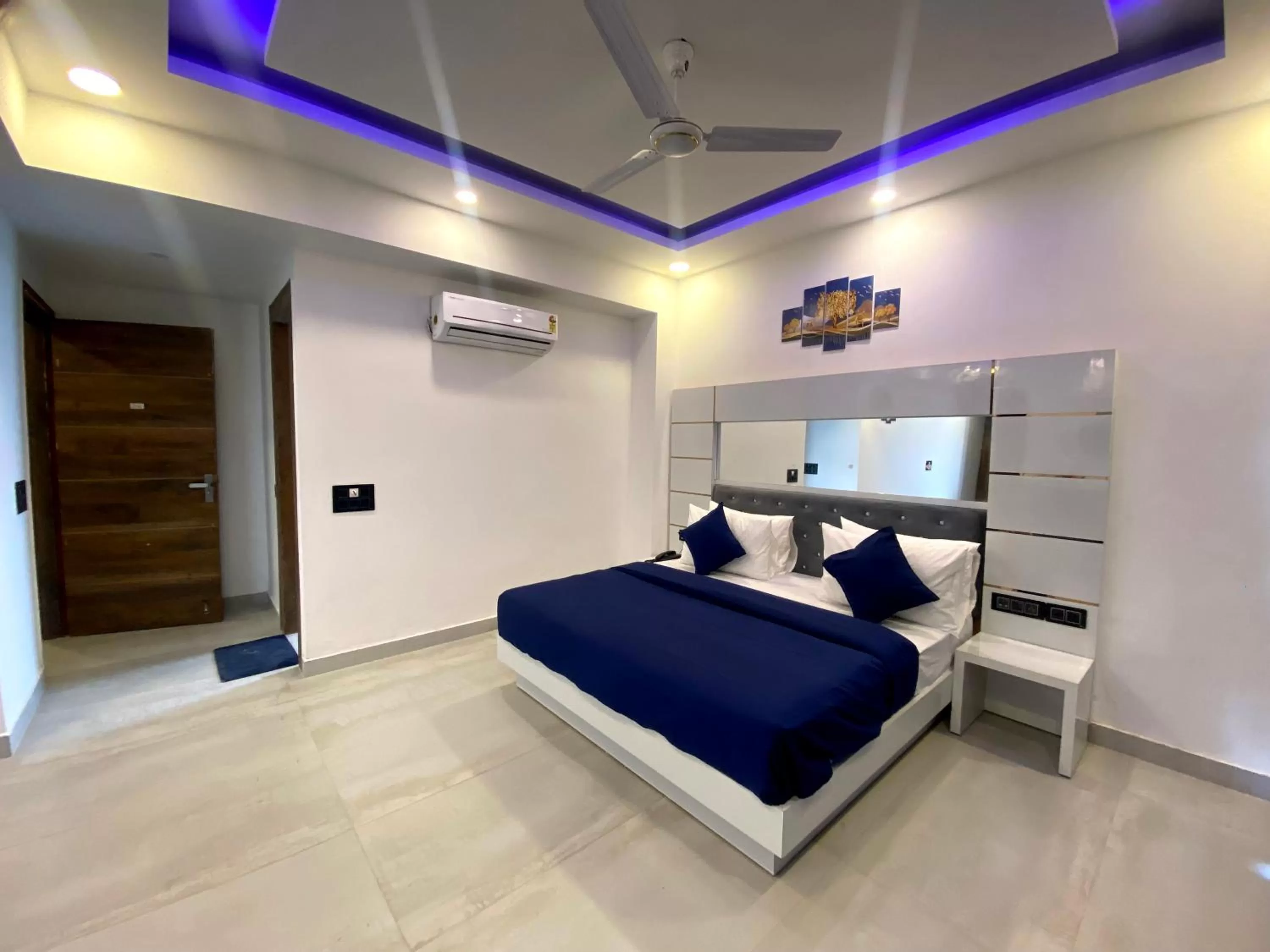 Bed in The Metro Stay By F9 Hotels-Near Sector 18 Metro Station Noida