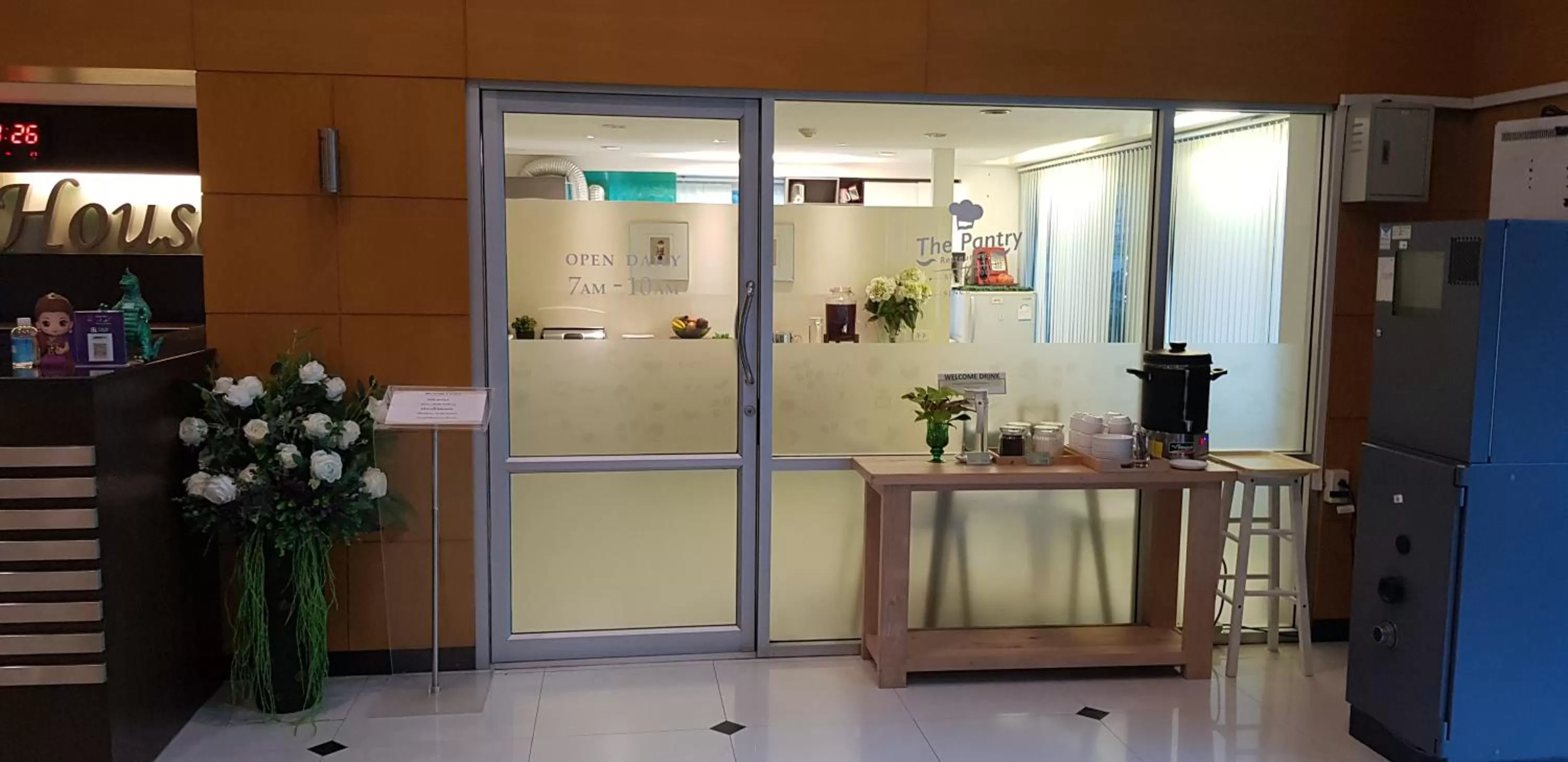 Restaurant/places to eat in Sena House