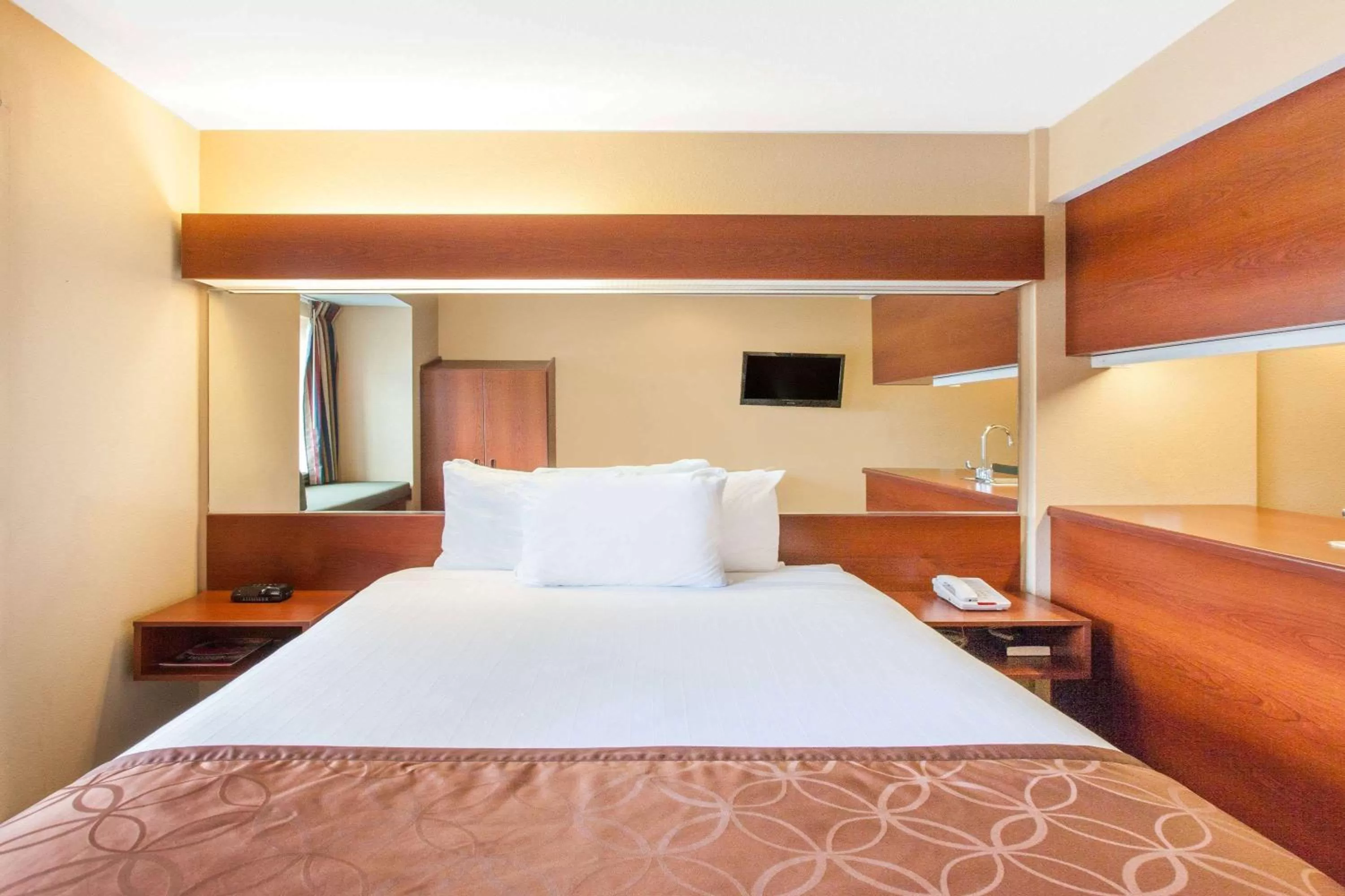 Photo of the whole room, Bed in Microtel Inn by Wyndham Rogers