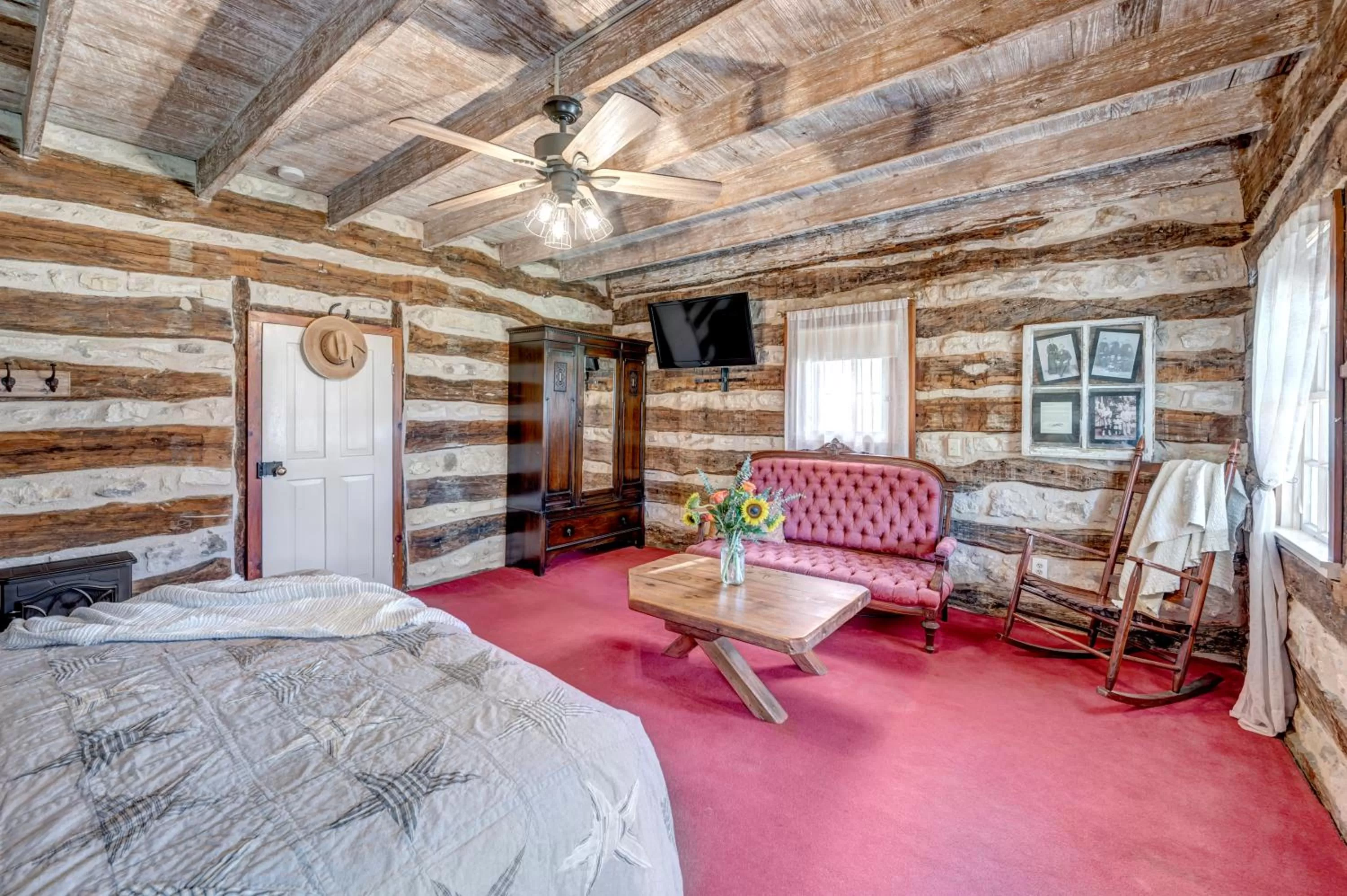 Seating area in Full Moon Inn