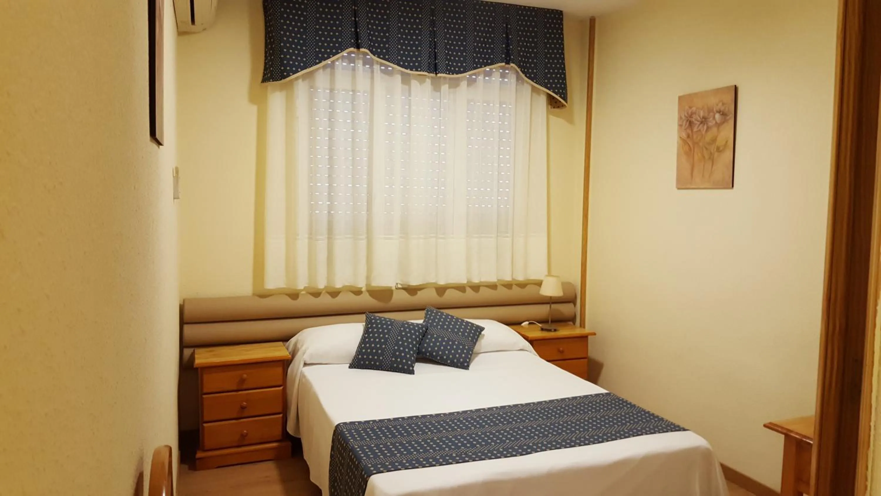 Bedroom, Bed in Hotel Cuatro Caños