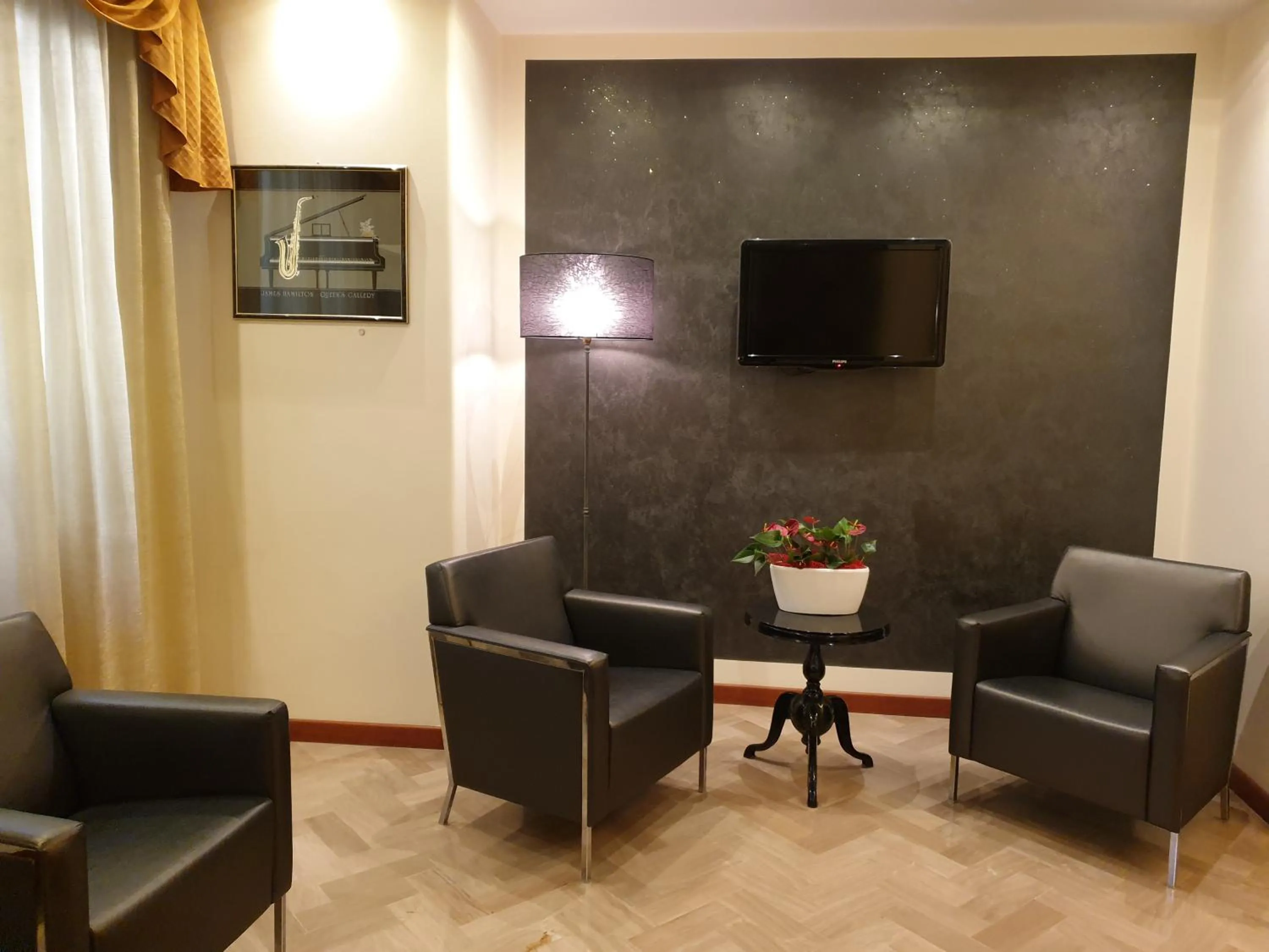 Communal lounge/ TV room in ACasaMia WelcHome Hotel