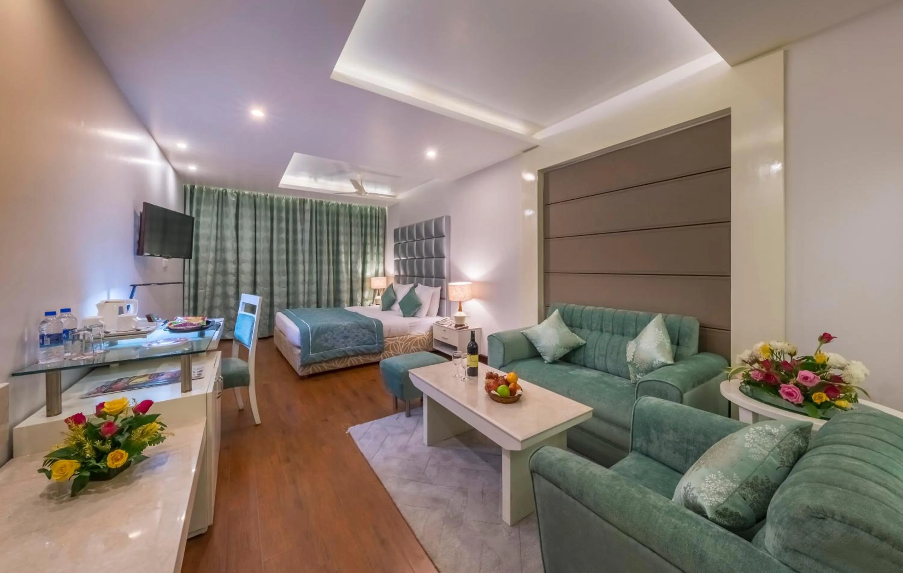 Living room, Bed in Hotel Hindusthan International, Bhubaneswar