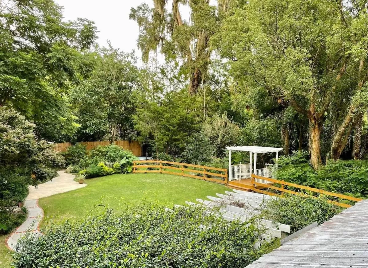 Garden in Grady House Bed and Breakfast