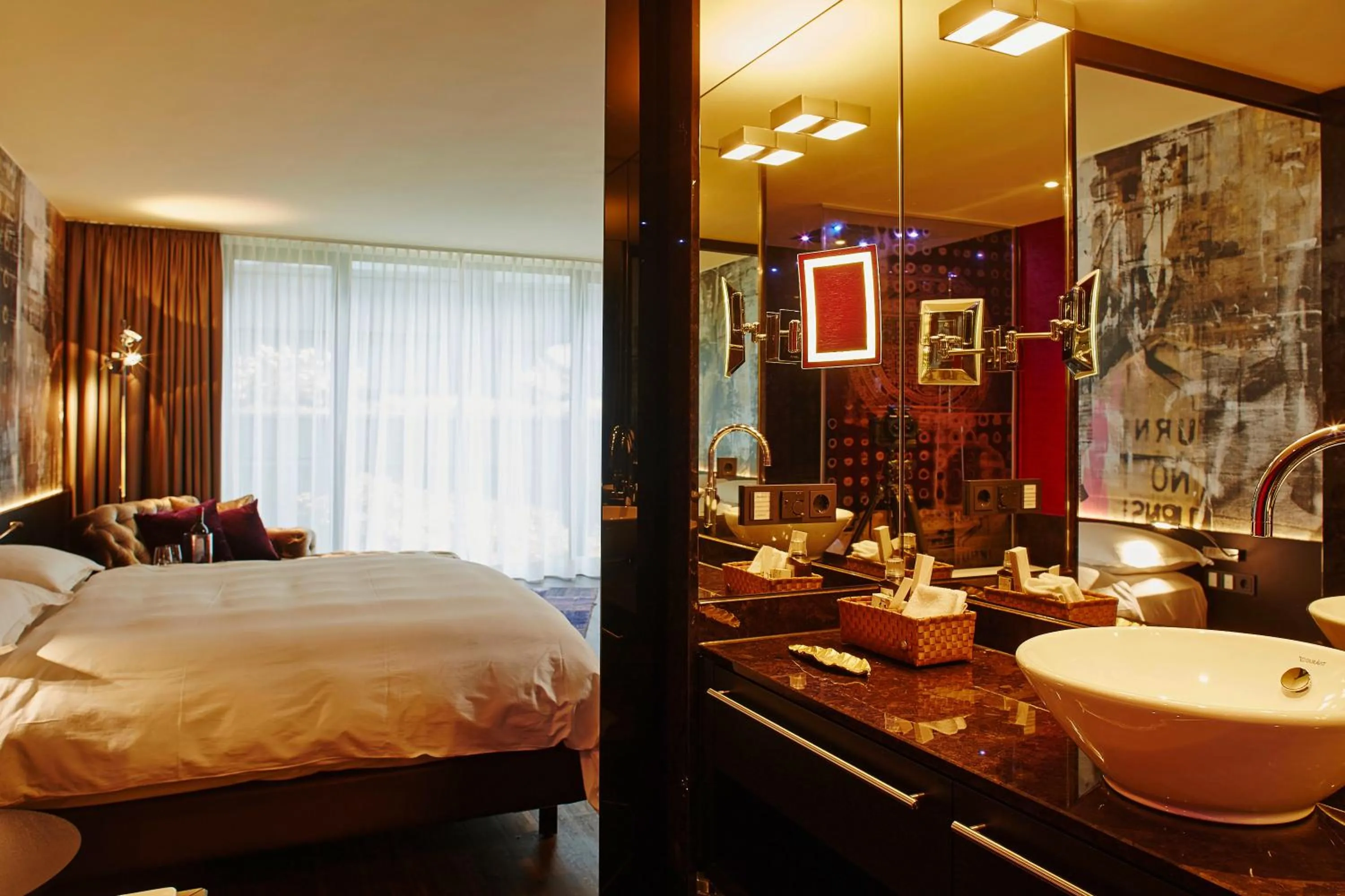 Photo of the whole room, Bed in Savoy Hotel