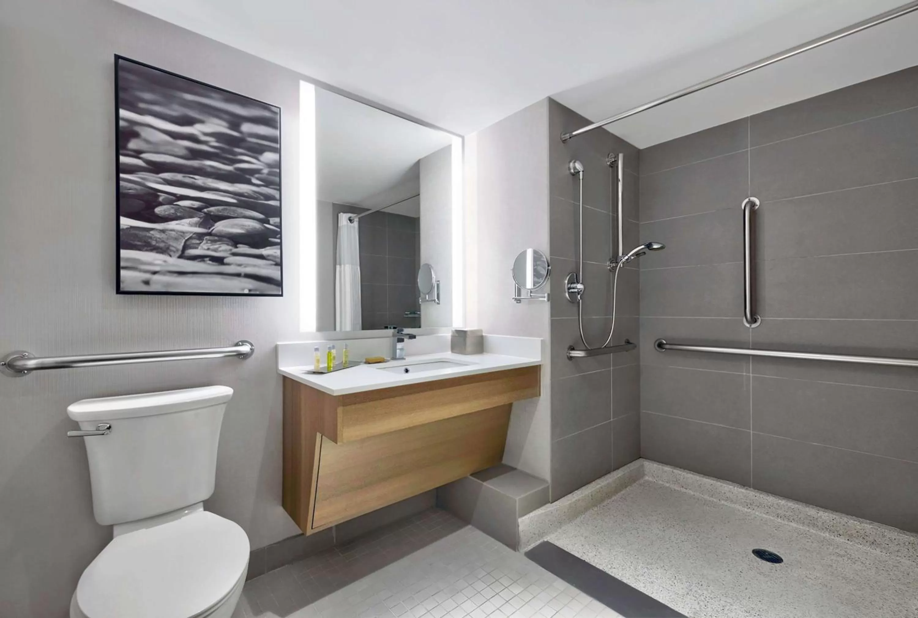 Shower in DoubleTree by Hilton Davenport