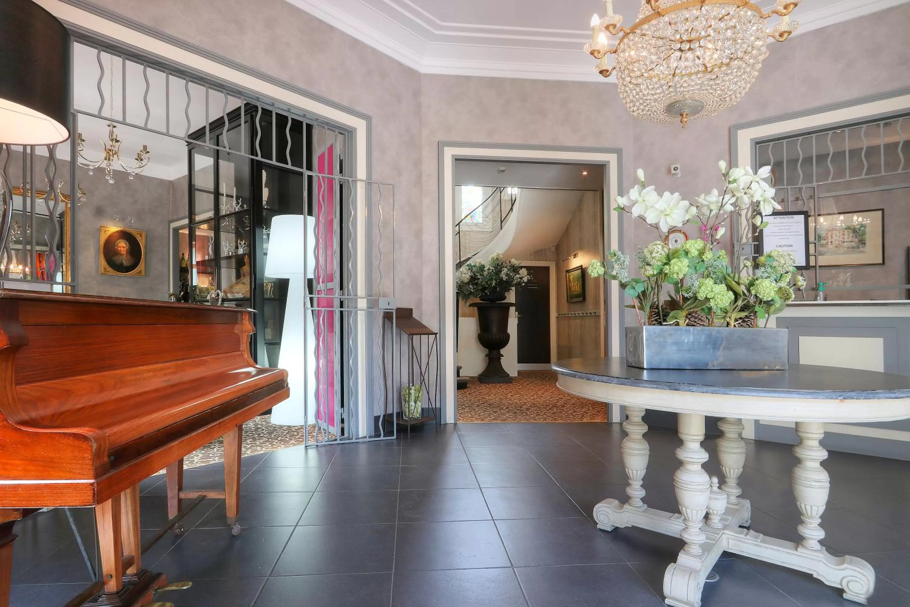 Lobby or reception in Best Western Hôtel Brittany La Baule Centre & Plages