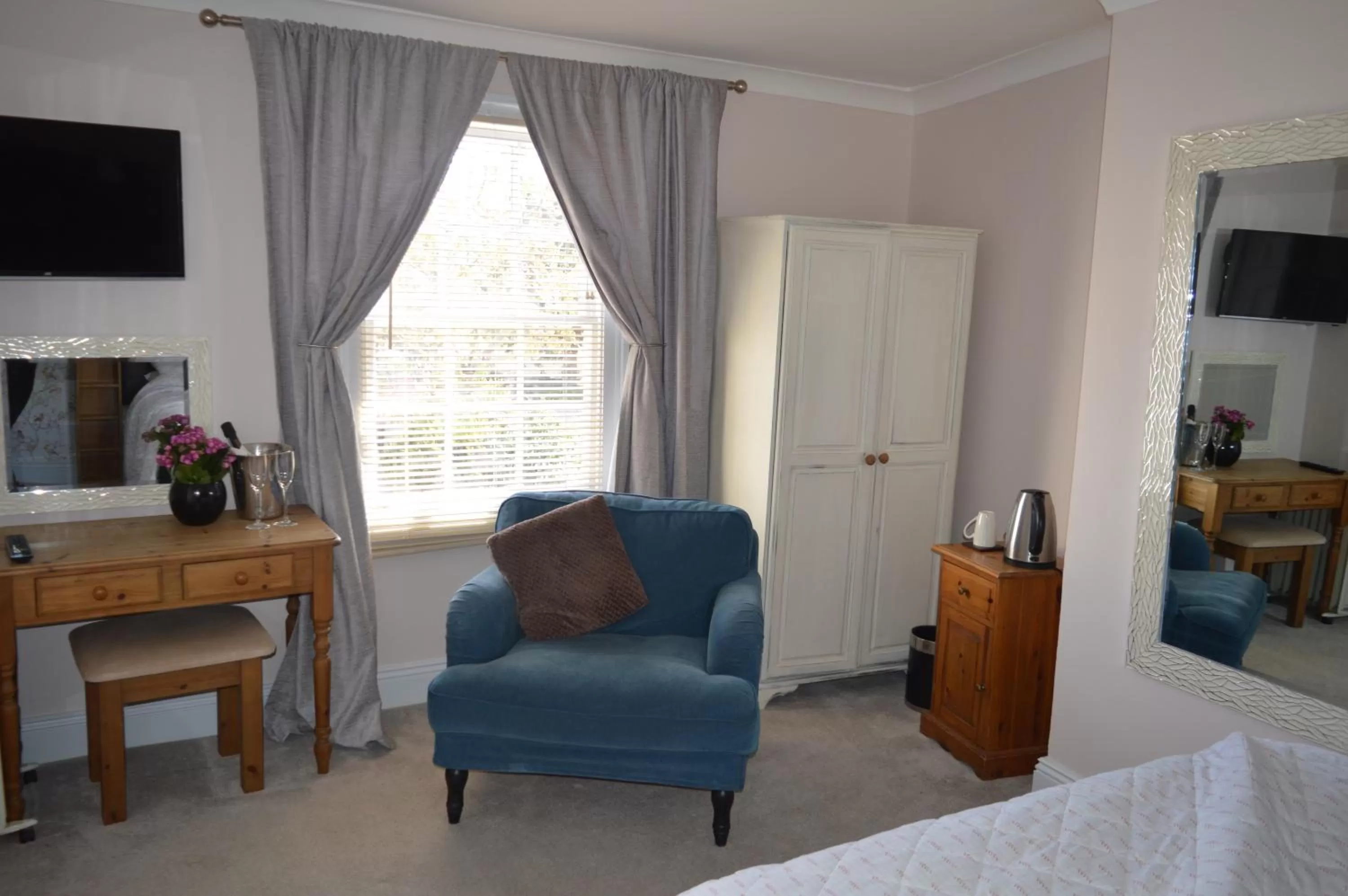 TV and multimedia, Seating Area in The Ilchester Arms Hotel, Ilchester Somerset