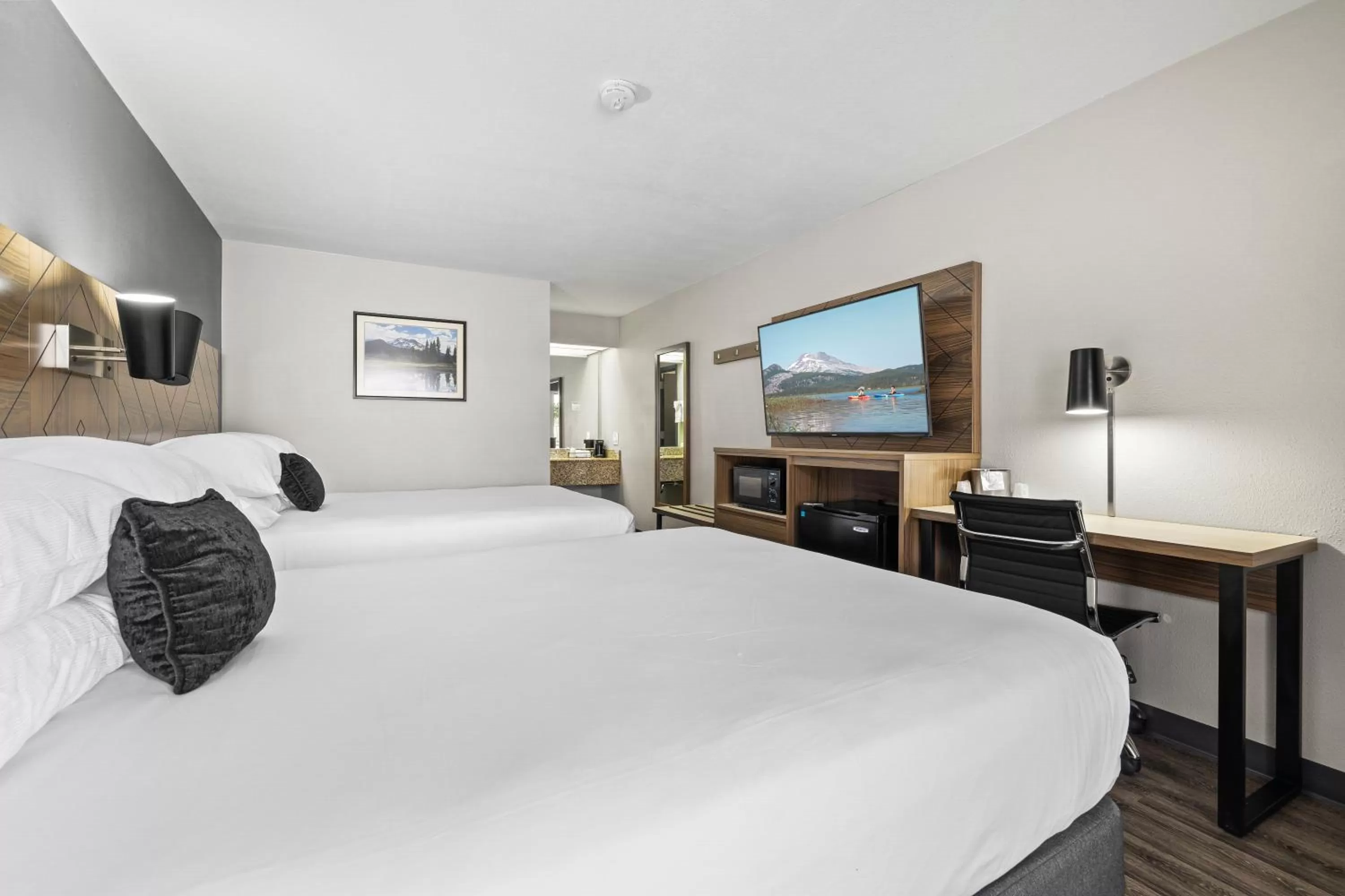 Bedroom, Bed in Red Lion Inn & Suites Deschutes River - Bend