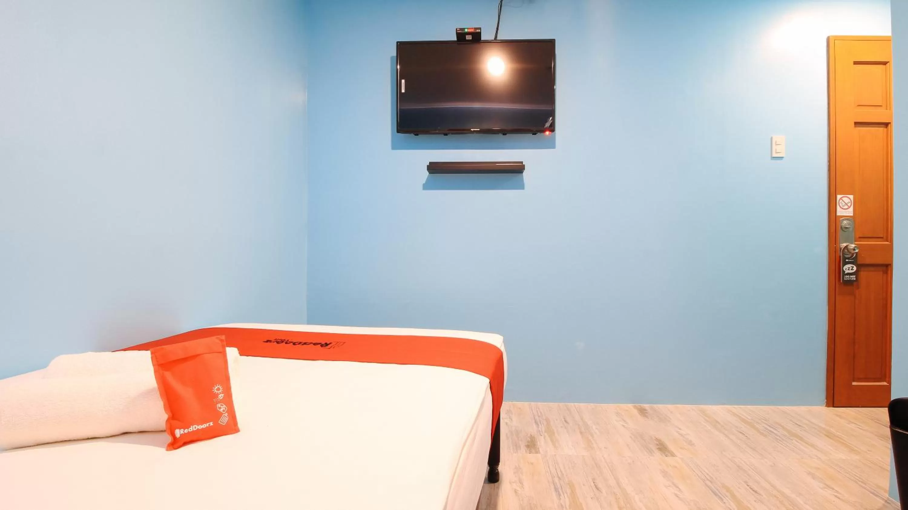 TV and multimedia, Bed in RedDoorz at Hotel Rosemarie