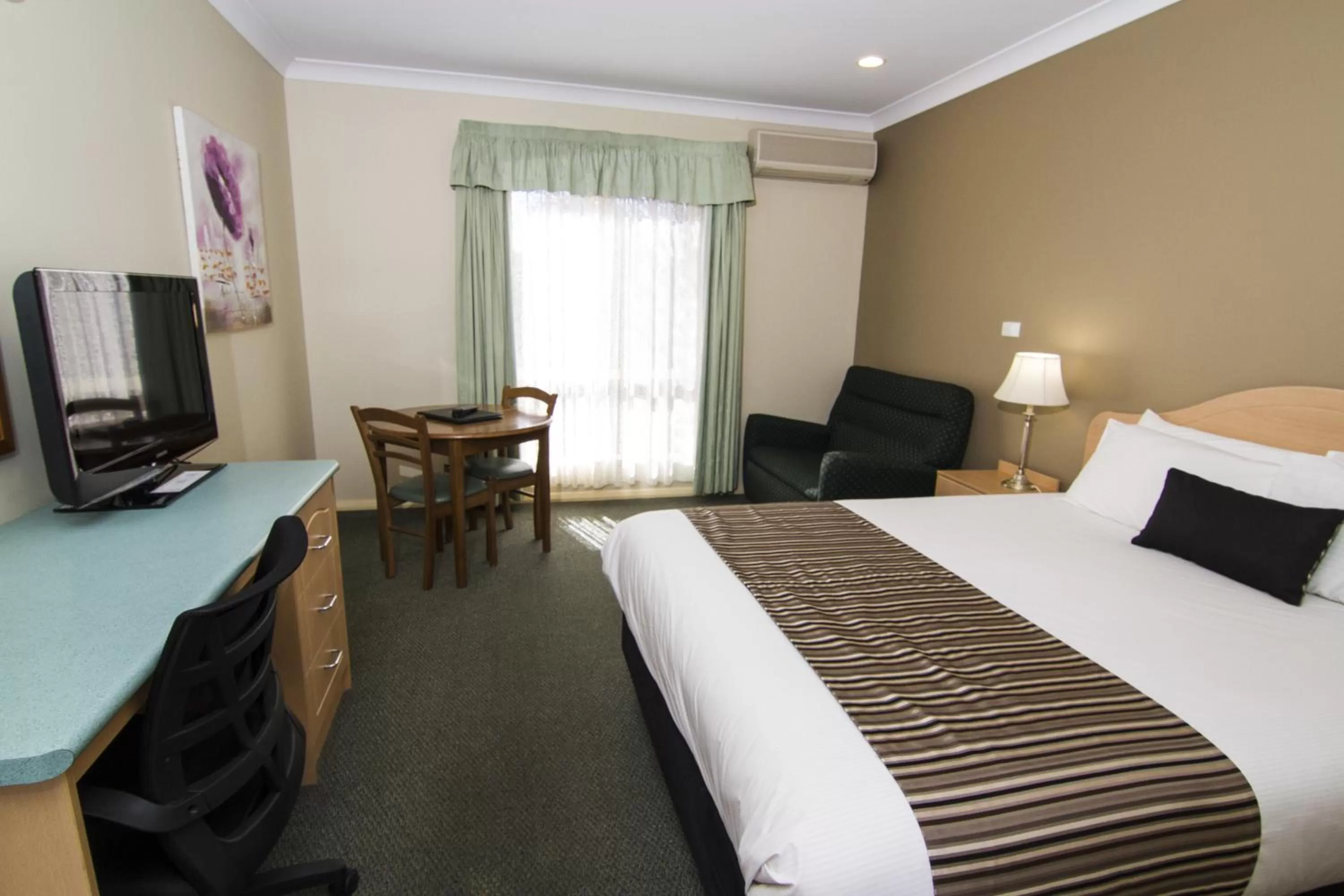 Bedroom, Bed in Green Gables Motel