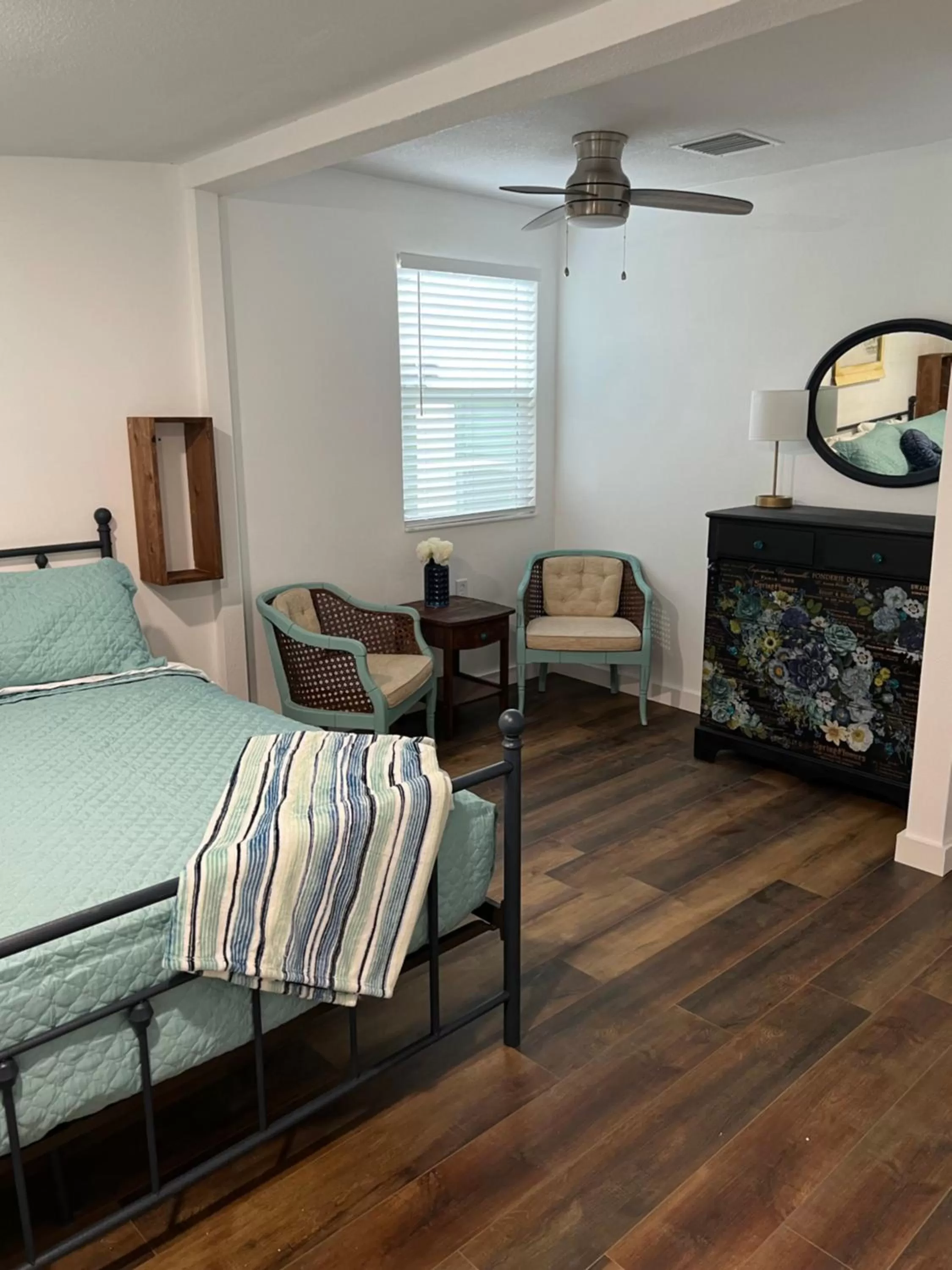 Bedroom, Bed in Nature Coast Inn & Cottages