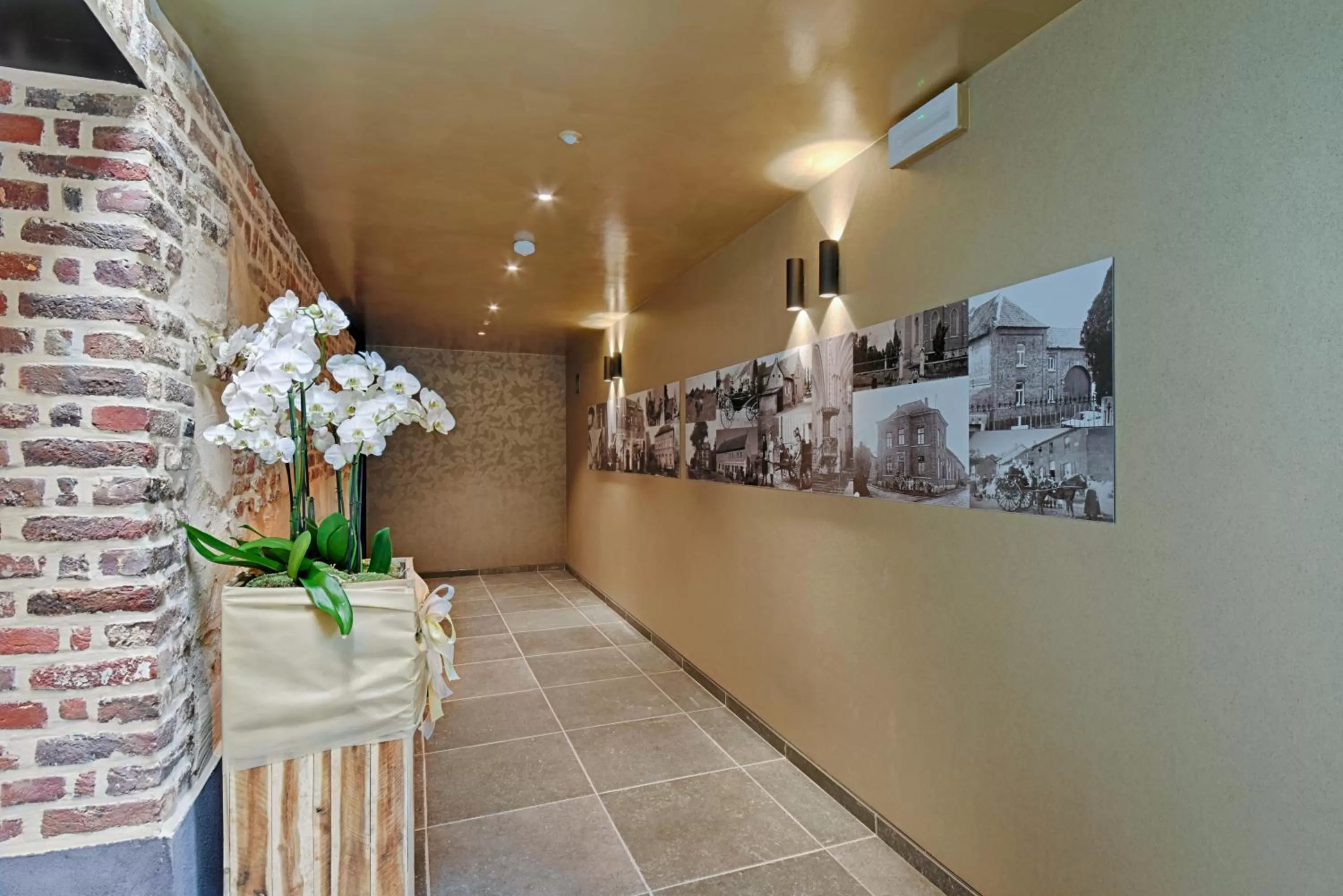 Lobby or reception in twee broeders