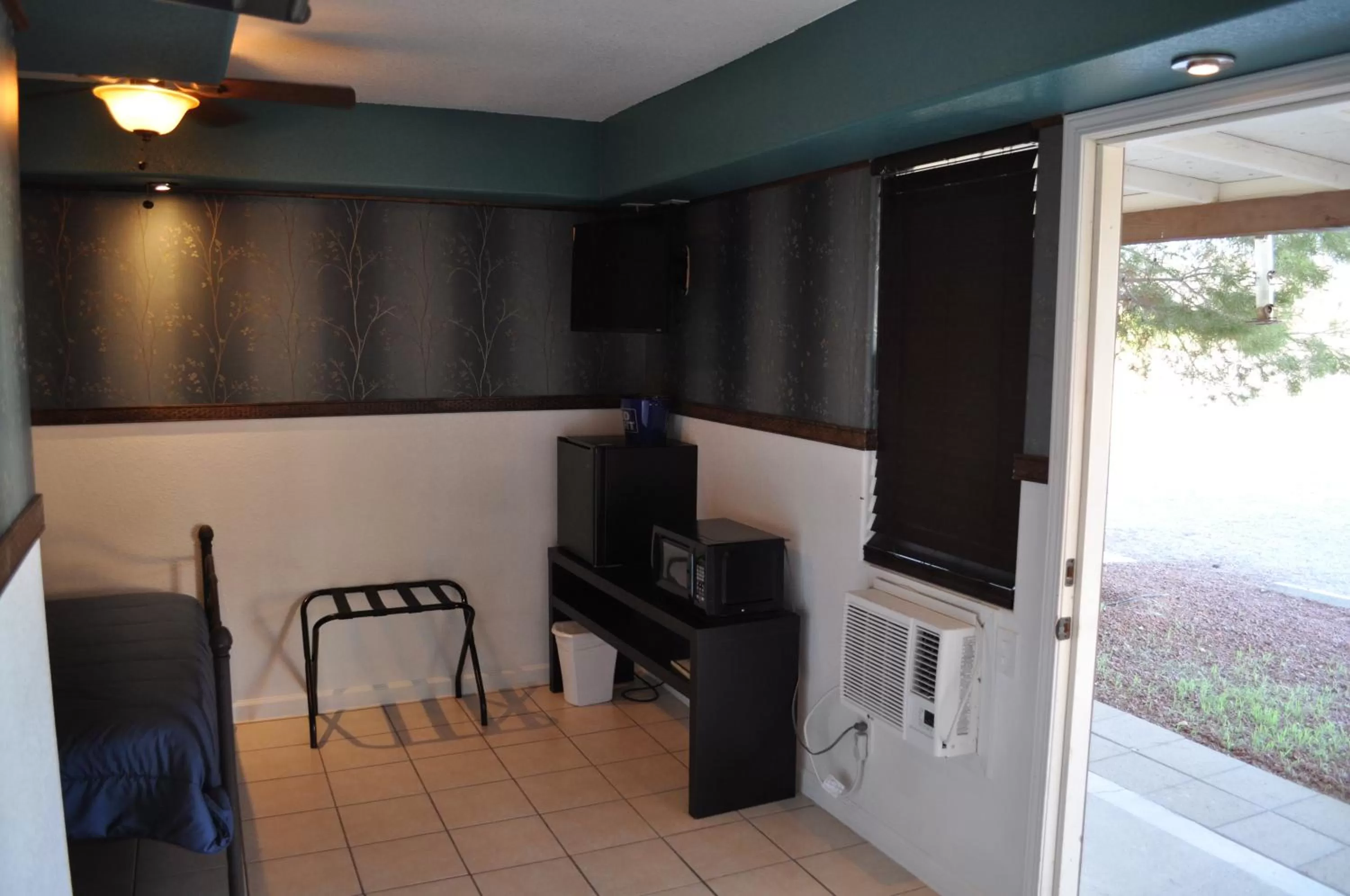 Bed, TV/Entertainment Center in K7 Bed and Breakfast