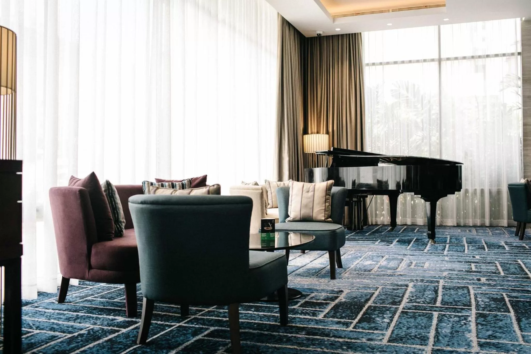 Lounge or bar in Holiday Inn & Suites Jakarta Gajah Mada by IHG