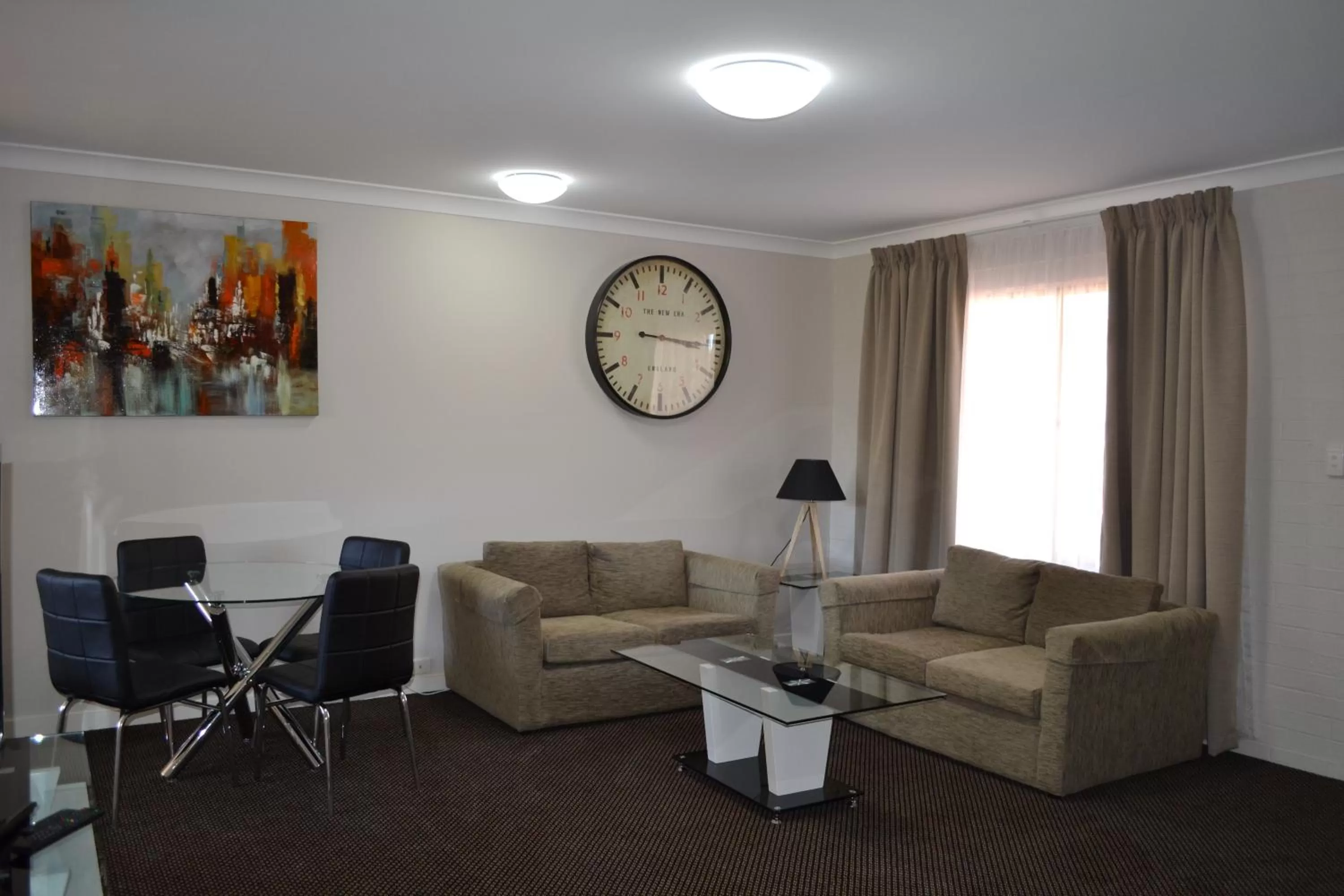 Day in Cattlemans Country Motor Inn & Serviced Apartments