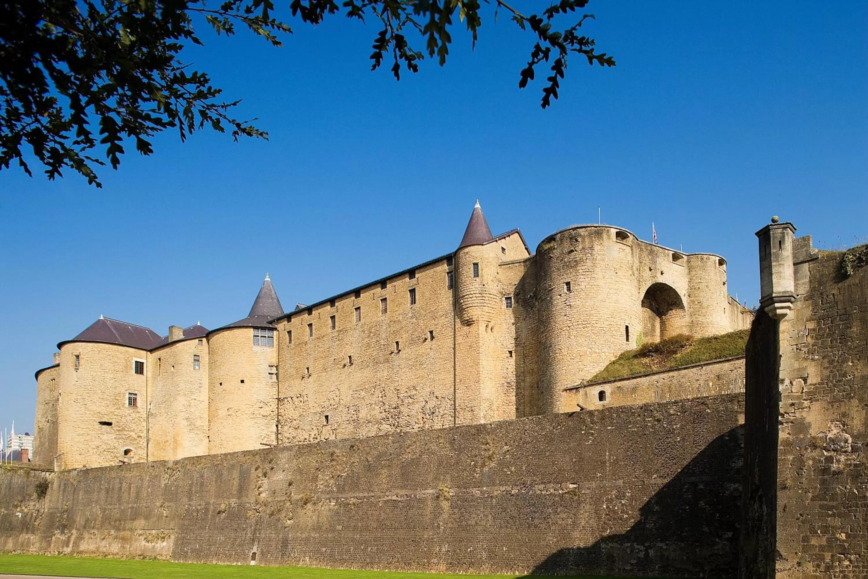Facade/entrance in Hôtel Le Château Fort de Sedan