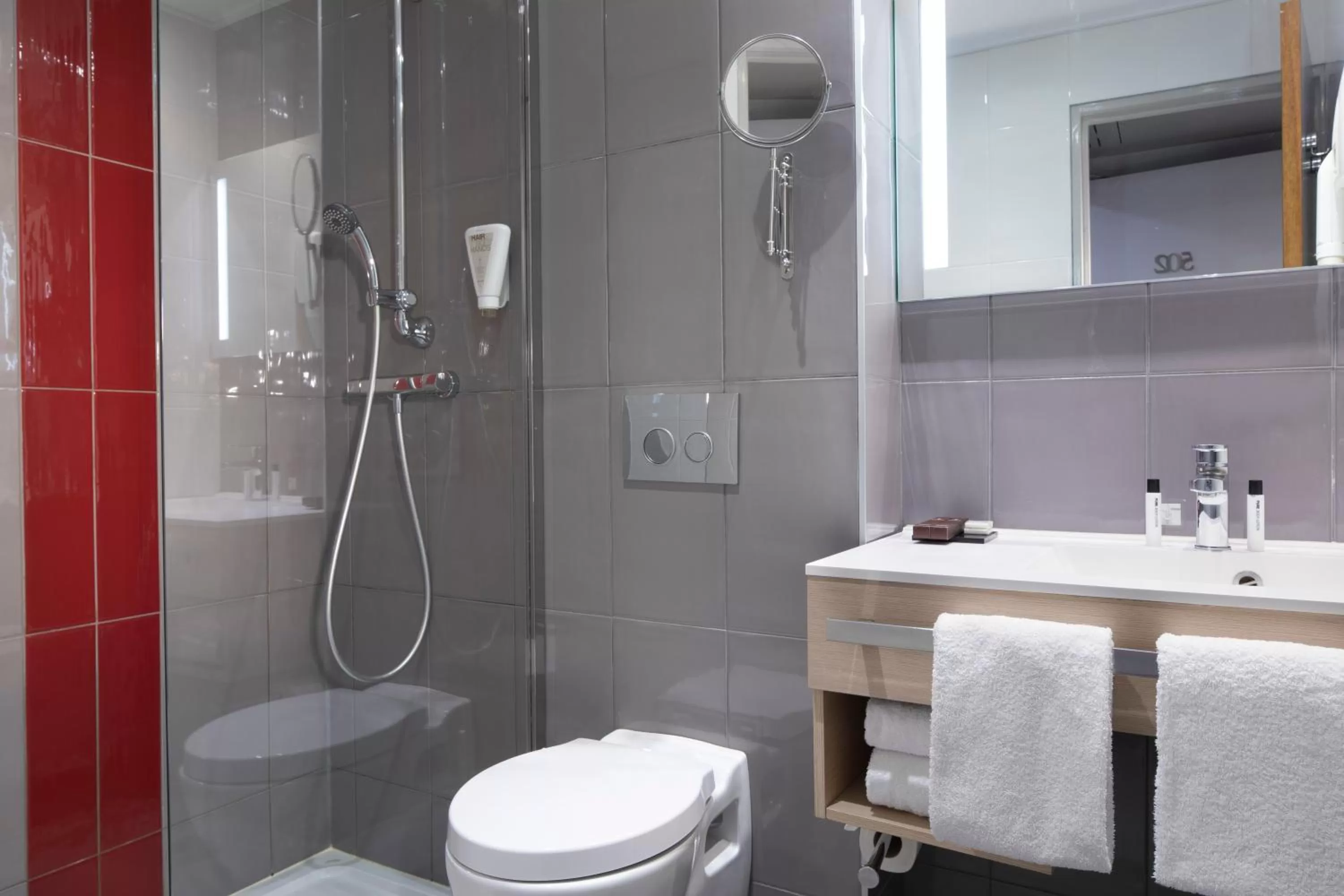 Shower in Paris Bastille