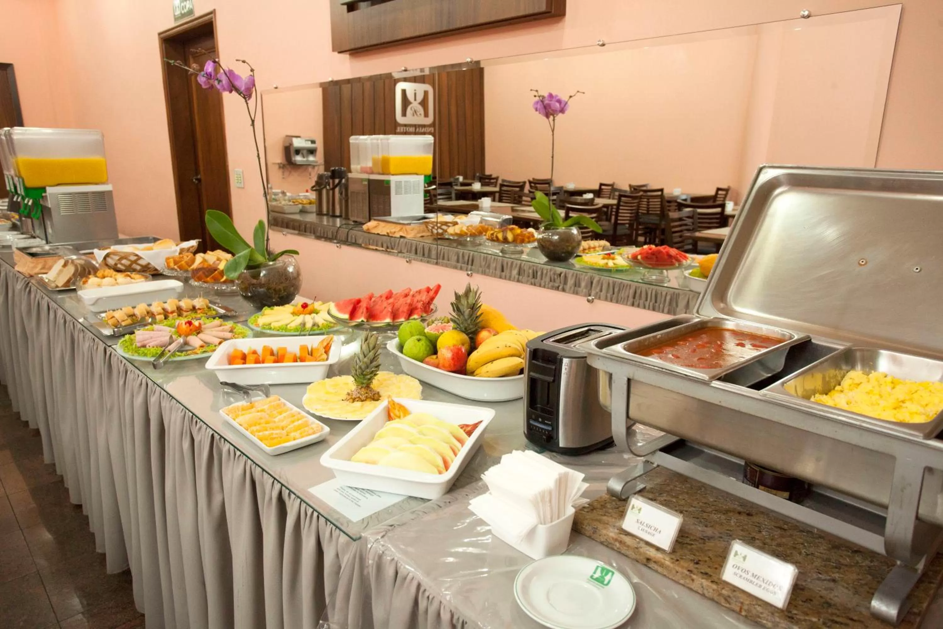 Buffet breakfast in Indaiá Hotel Residence
