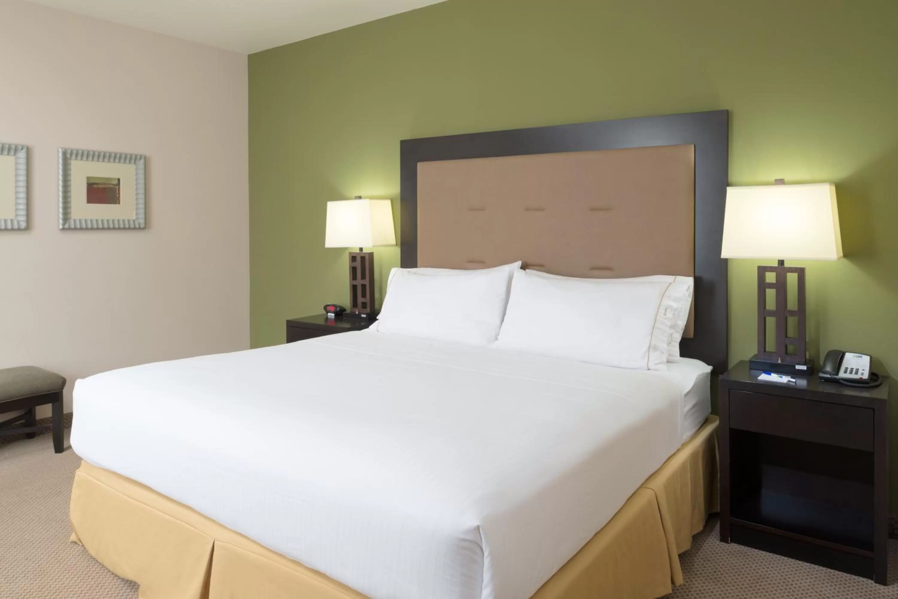 Bed in Holiday Inn Express Hotel & Suites North Sequim by IHG