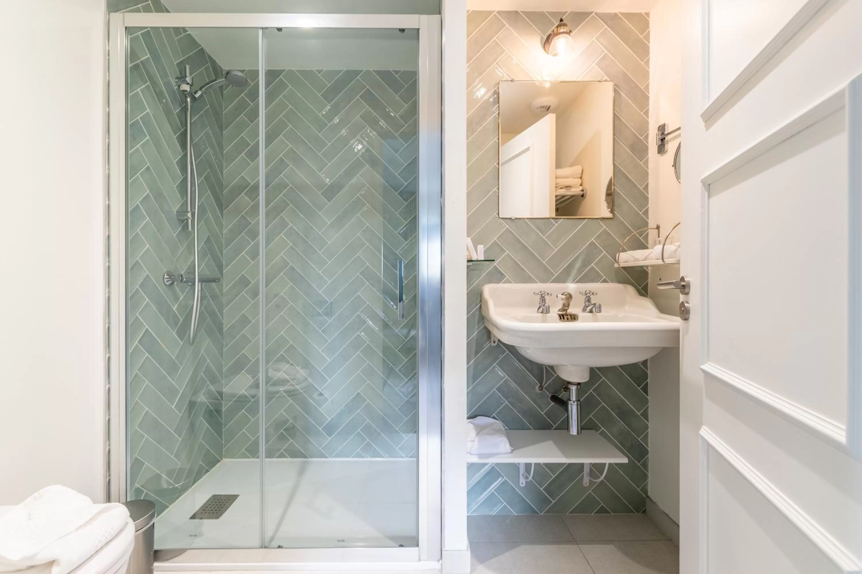 Shower, Bathroom in Hôtel Échappée en Baie - Parking privé gratuit