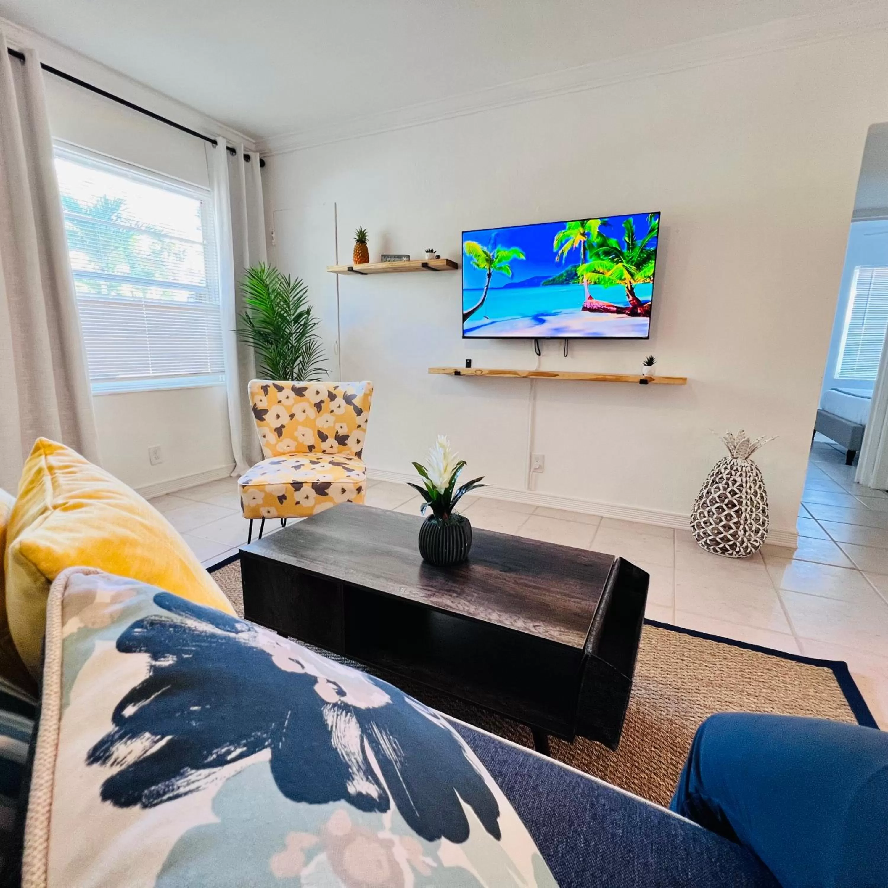 TV and multimedia in CocoBay 2BR Condos Near Beach, Galleria Mall, Wilton Manors, Cruise Port