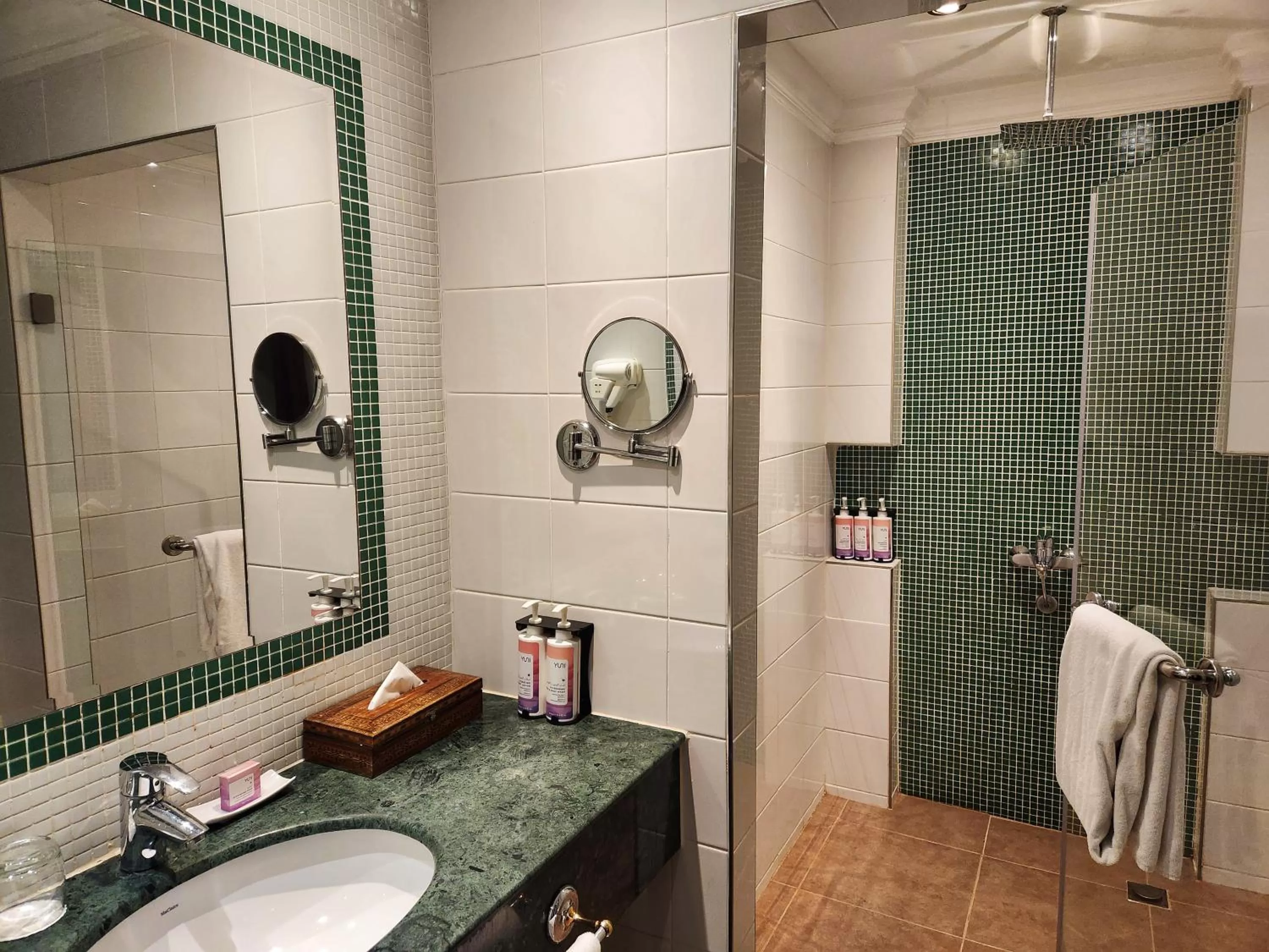 Shower in Mövenpick Hotel Kuwait