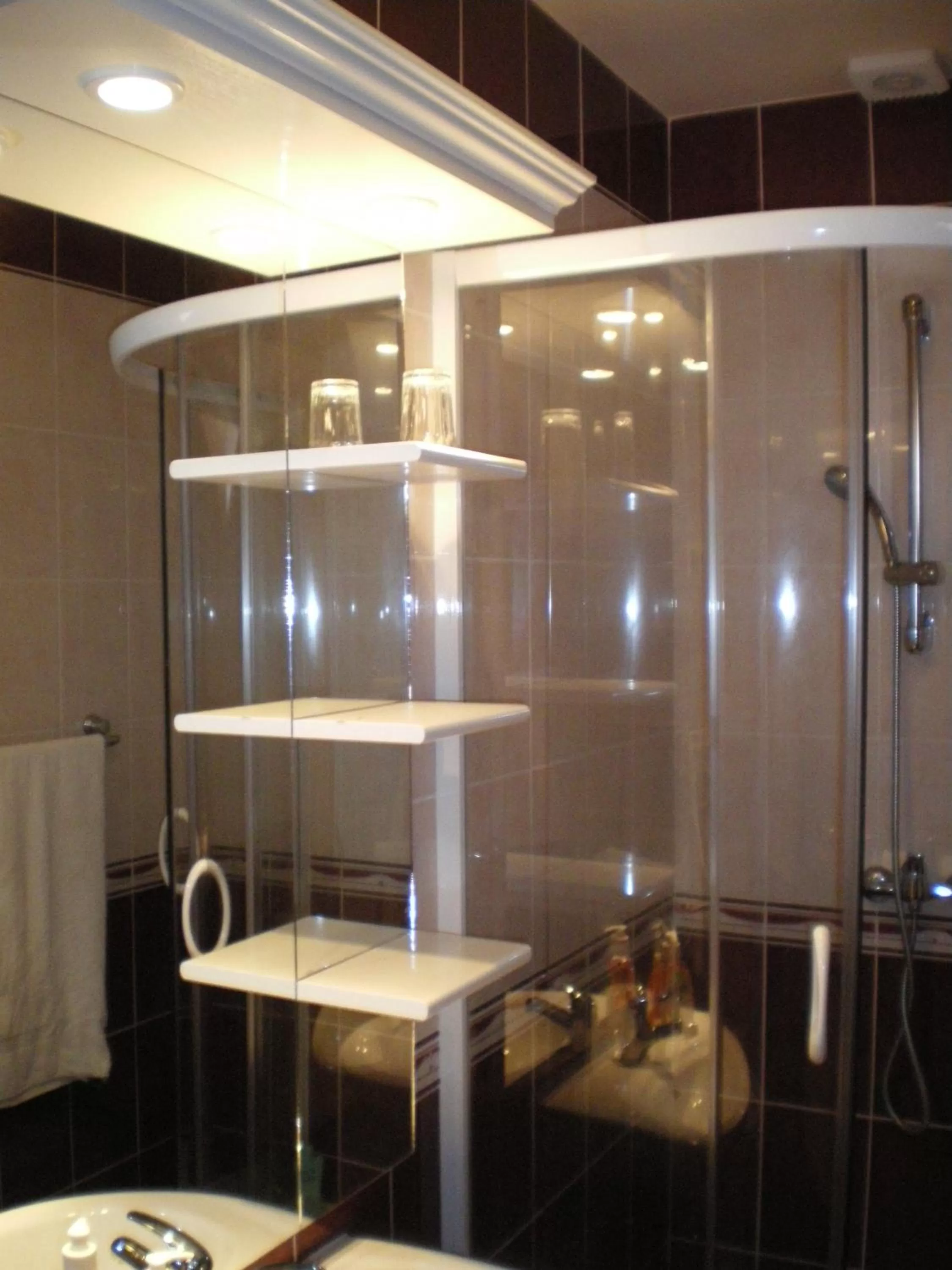 Shower, Bathroom in Mediterrán Panzió