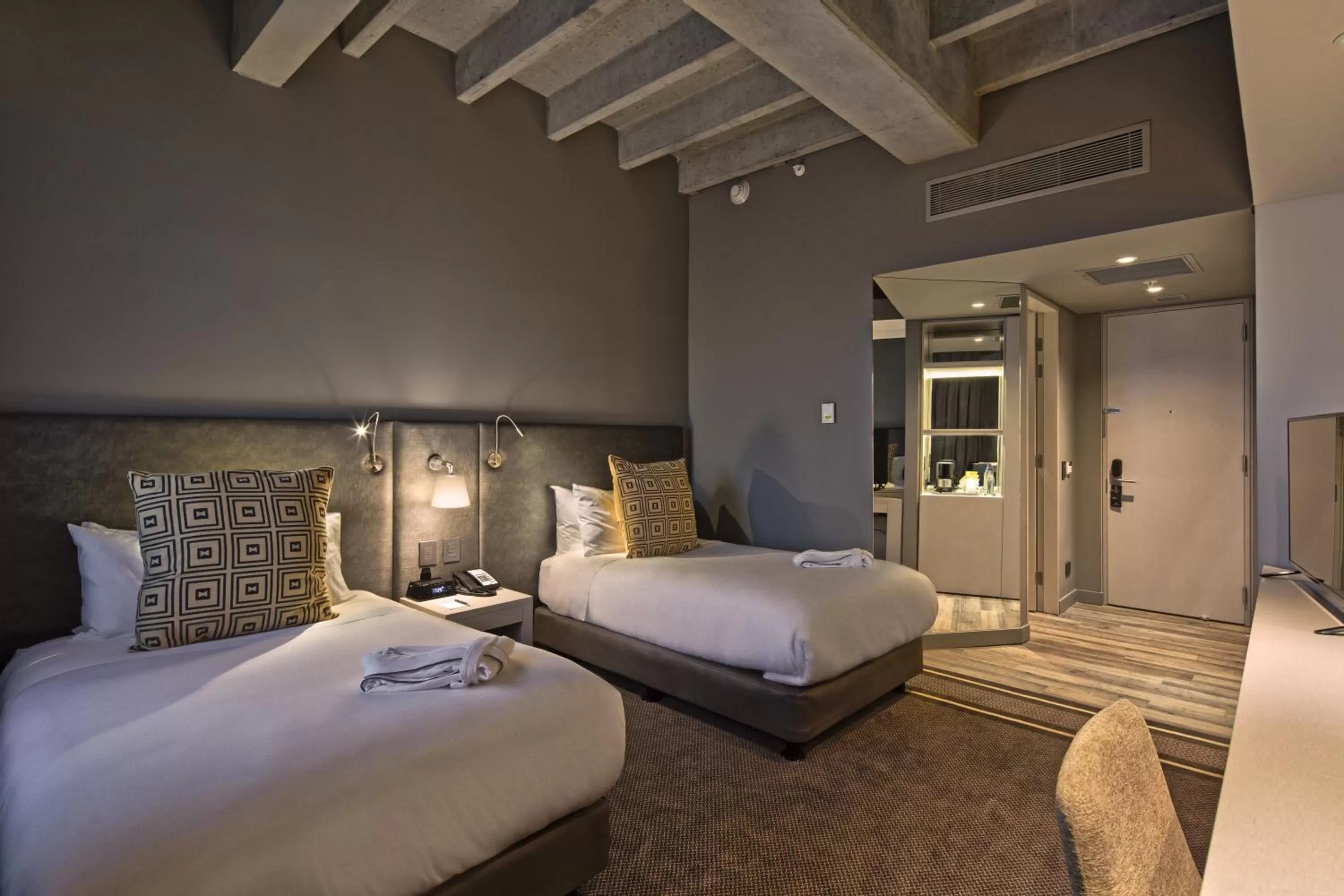 Photo of the whole room, Bed in Movich Buró 51