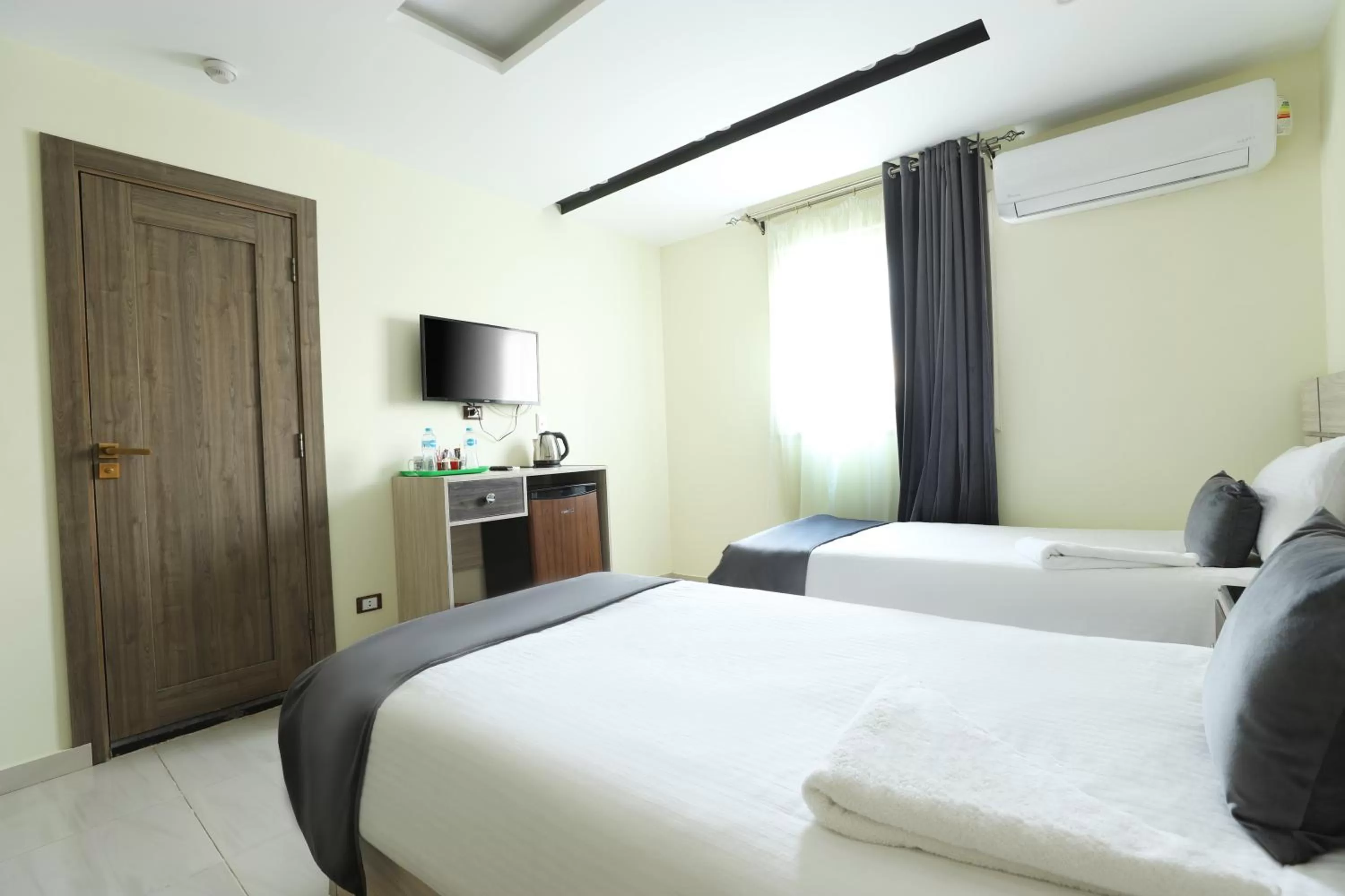 Communal lounge/ TV room, Bed in Brothers Pyramids View