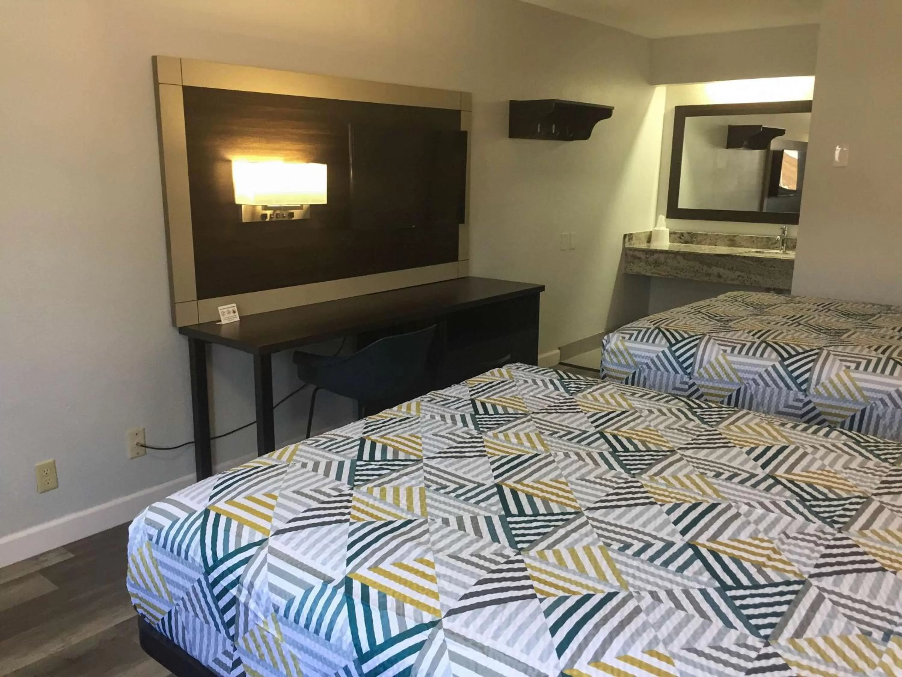 Photo of the whole room, Bed in Motel 6-Burnsville, MN