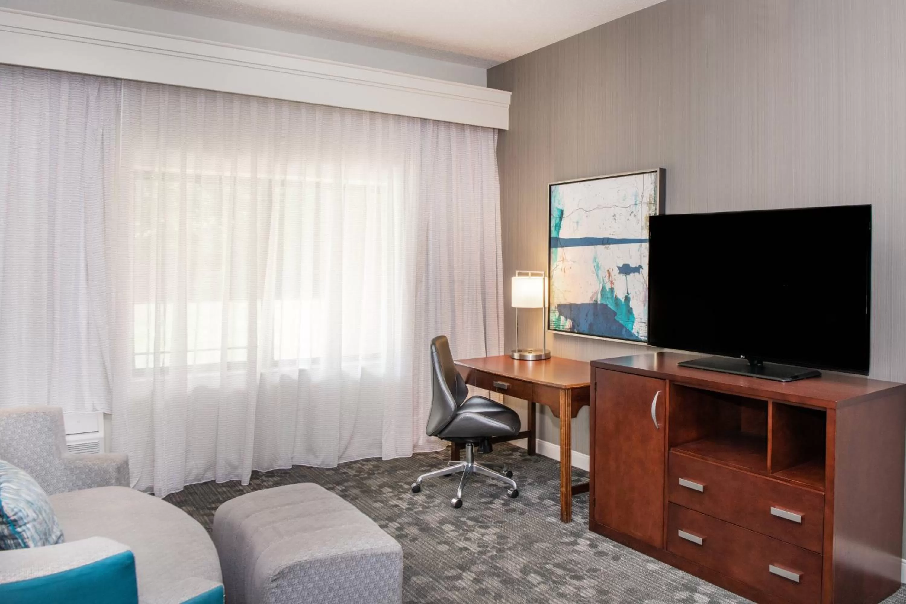 Photo of the whole room, TV/Entertainment Center in Courtyard by Marriott Columbus Tipton Lakes
