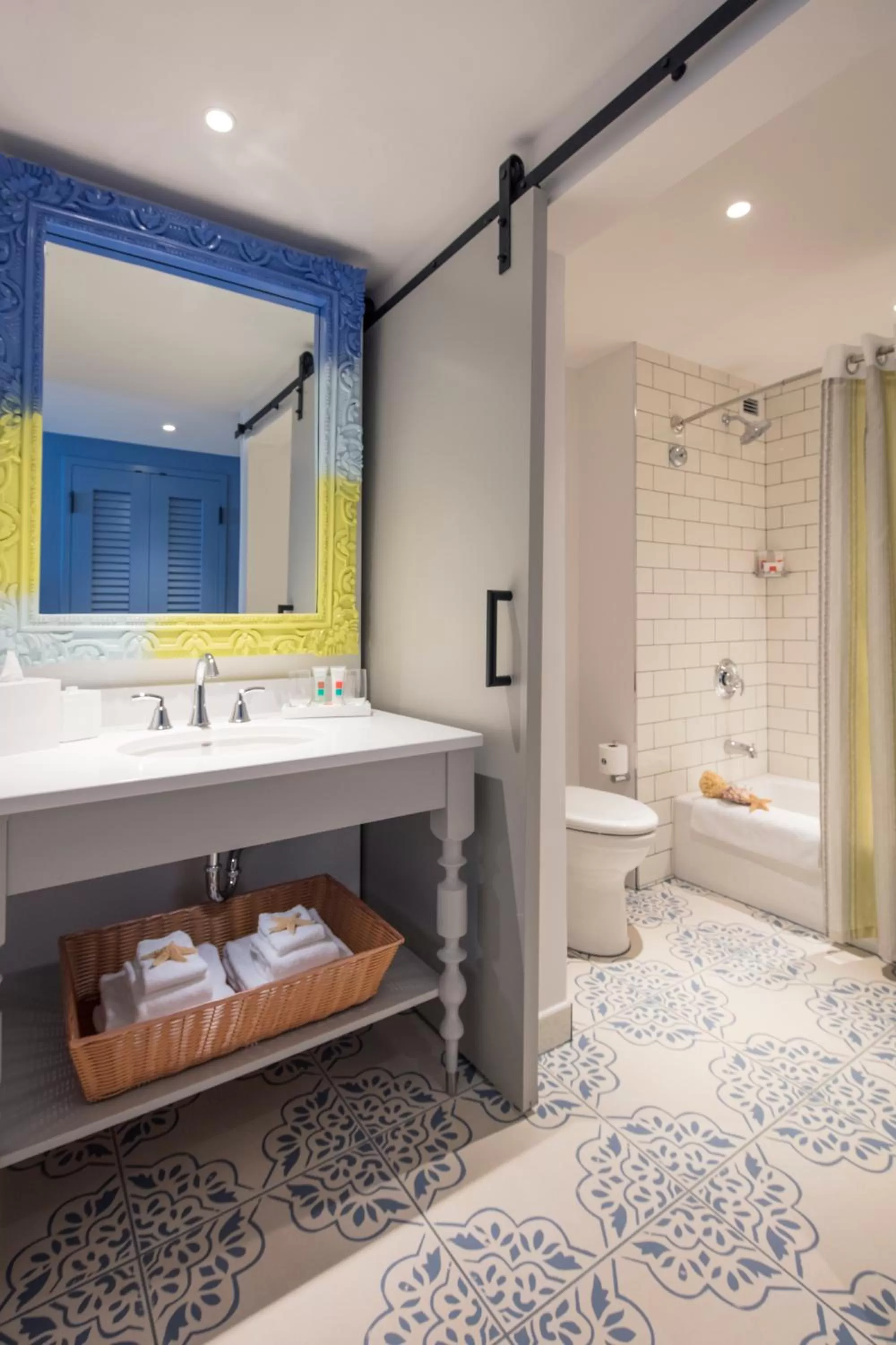 Shower in Universal's Loews Sapphire Falls Resort