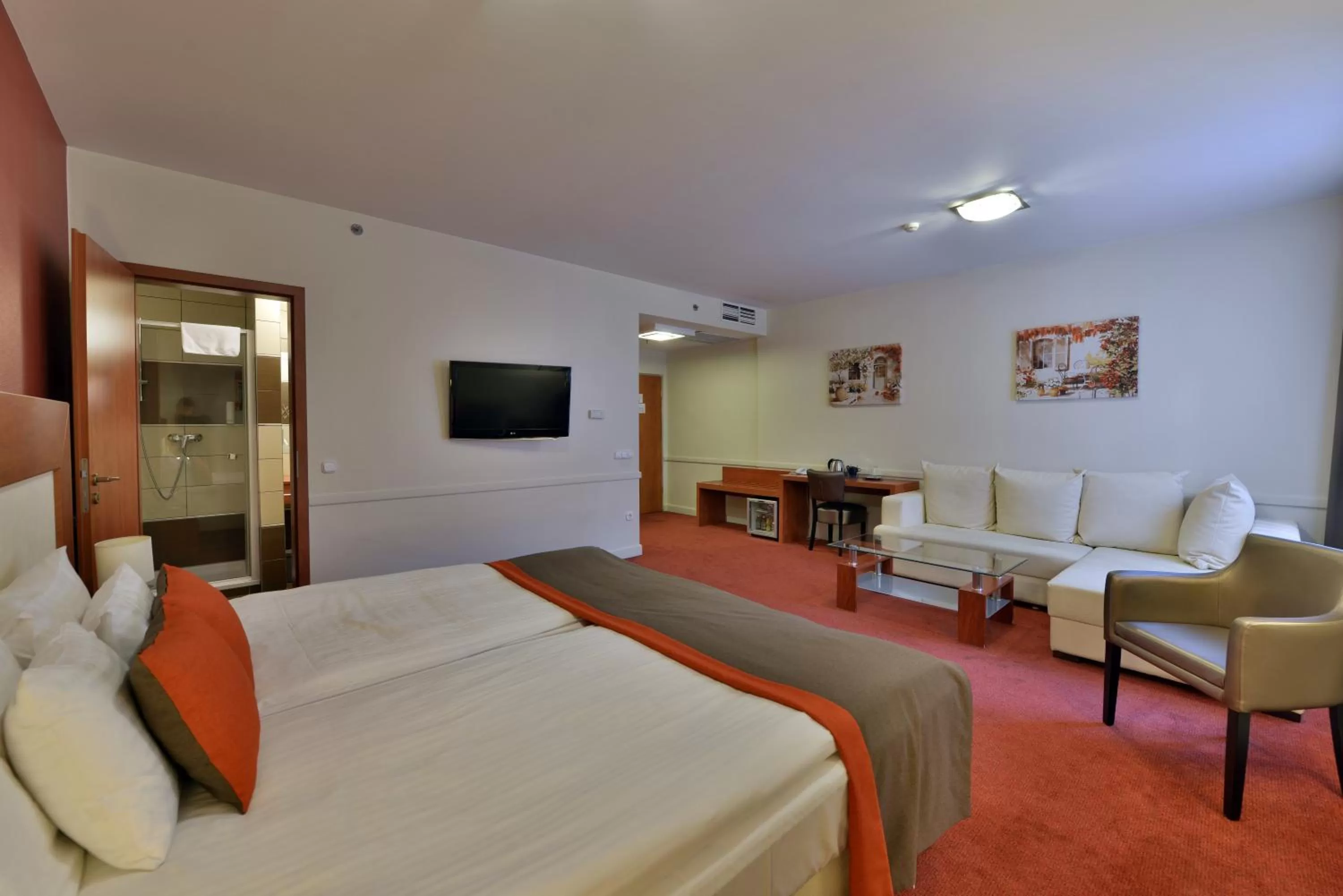 Living room, Bed in Hotel City Inn