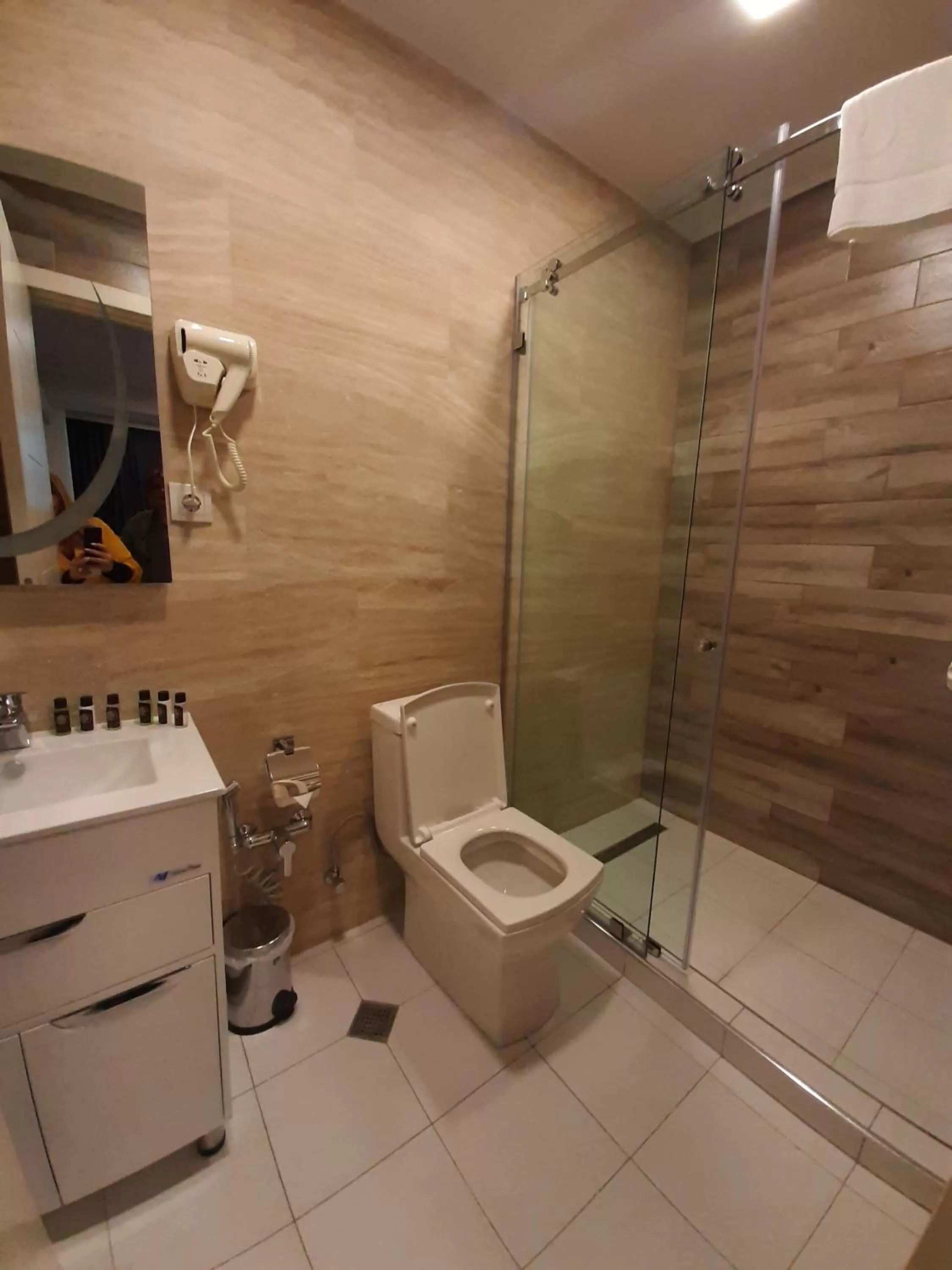 Shower in BG Palace Hotel