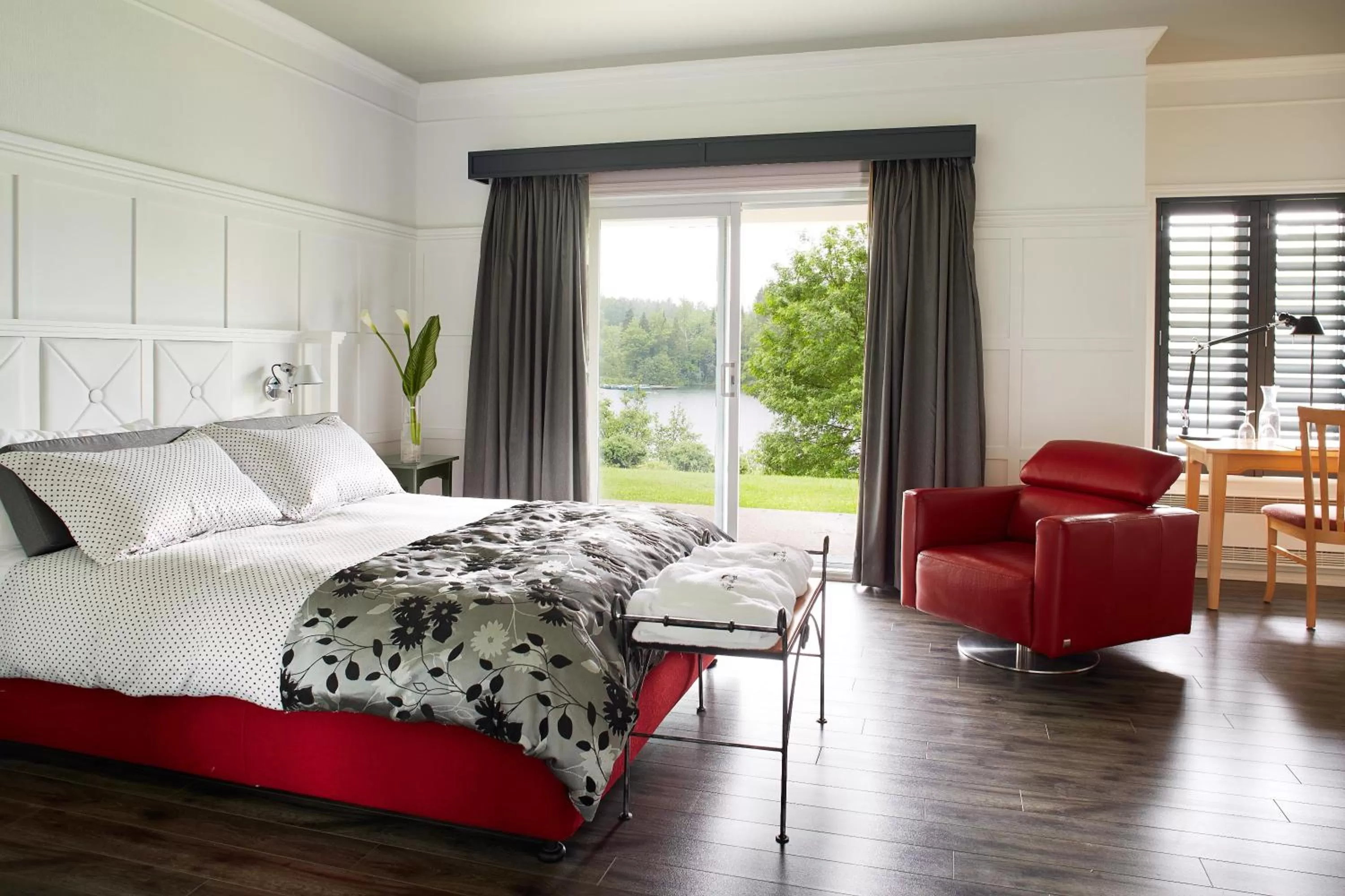 Photo of the whole room, Bed in Auberge du Lac-à-l'Eau-Claire