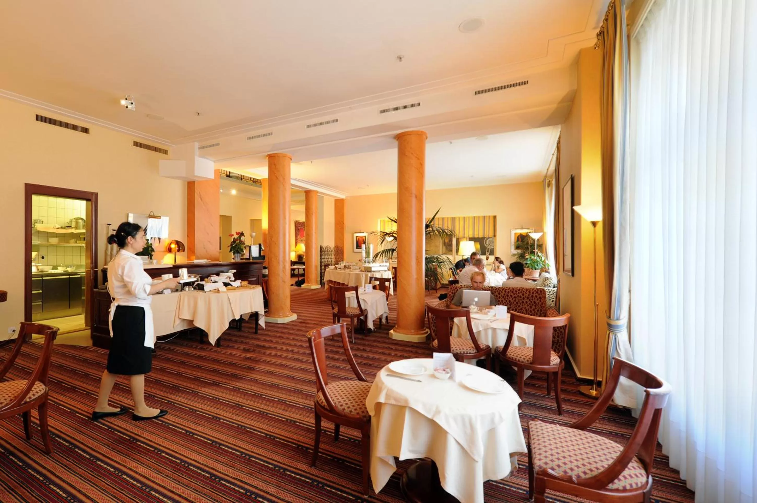 Restaurant/places to eat in Hotel Victoria