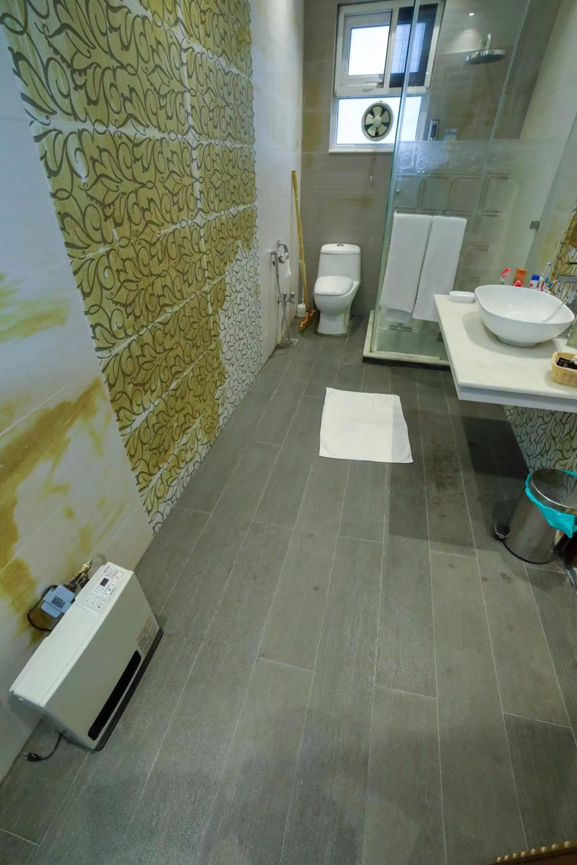 Bed, Bathroom in Arish Luxury Suites