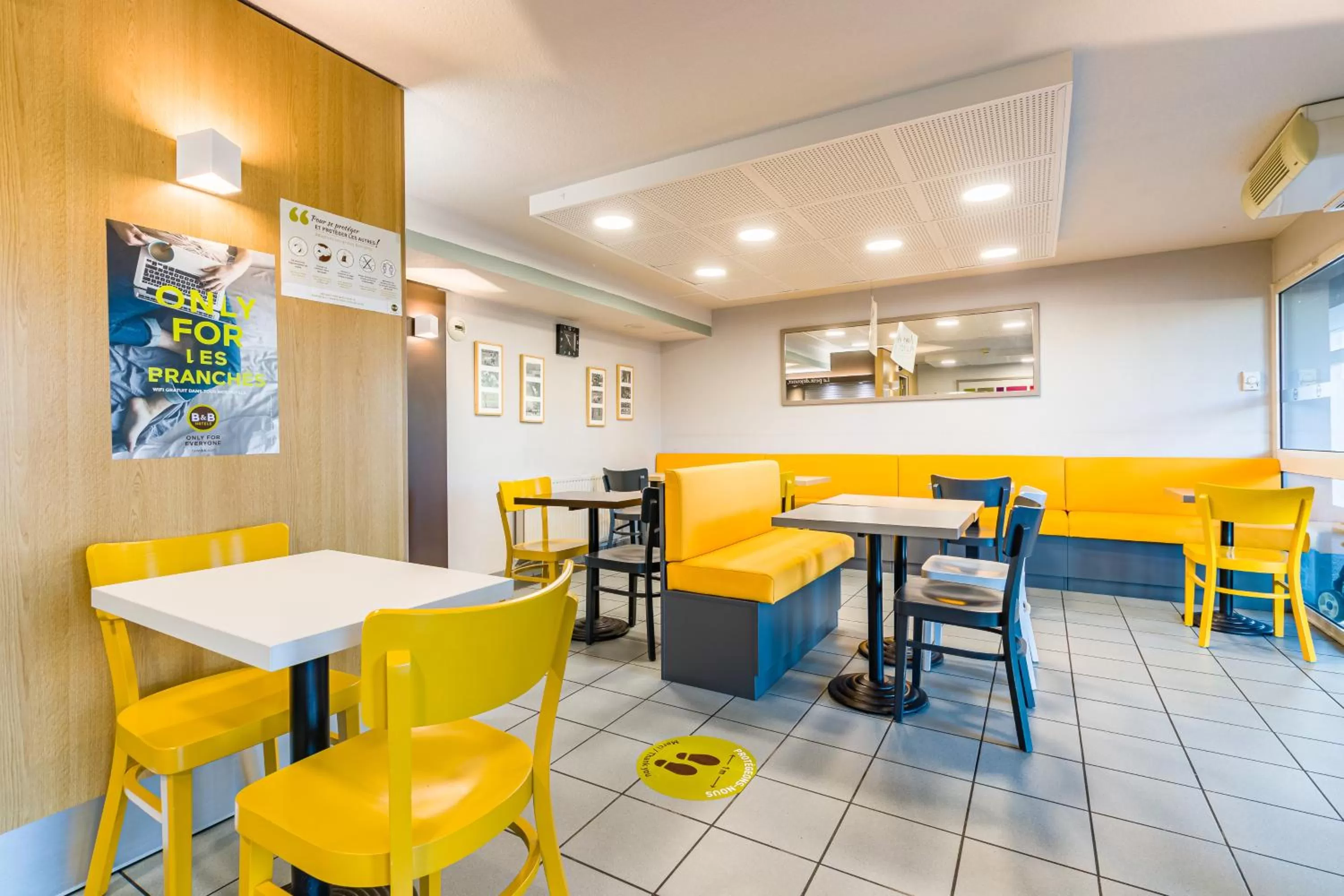 Buffet breakfast in B&B HOTEL TOURS Sud Joué-lès-Tours