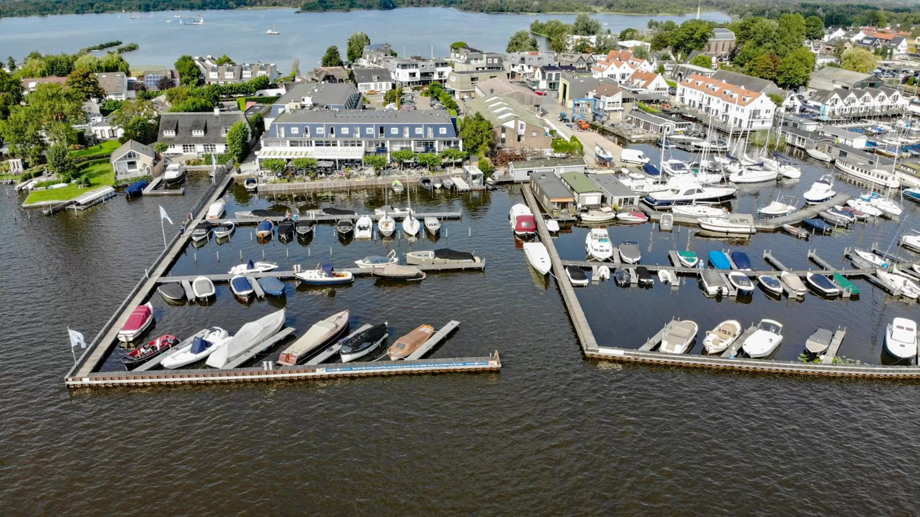 Property building in Fletcher Hotel Restaurant Loosdrecht-Amsterdam