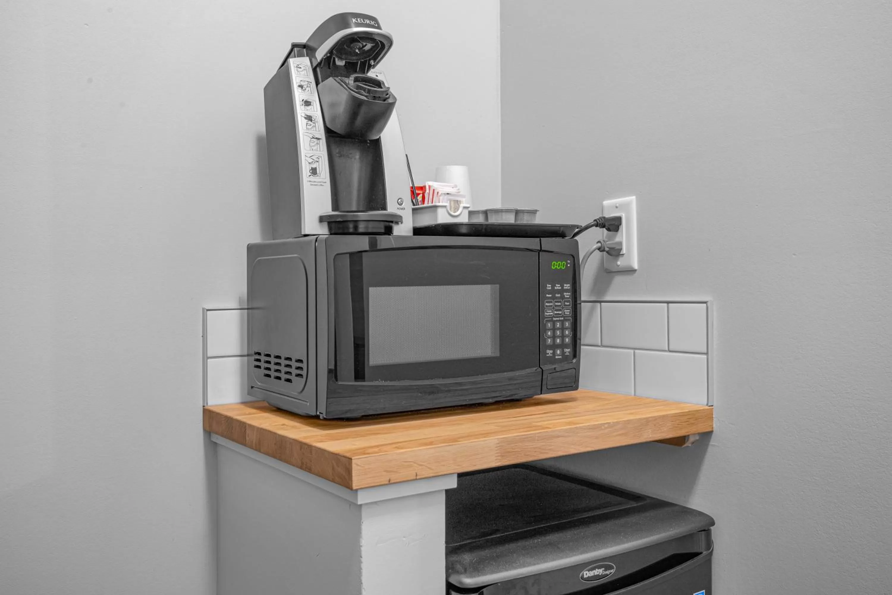 Coffee/tea facilities in Northwinds Hotel Canmore