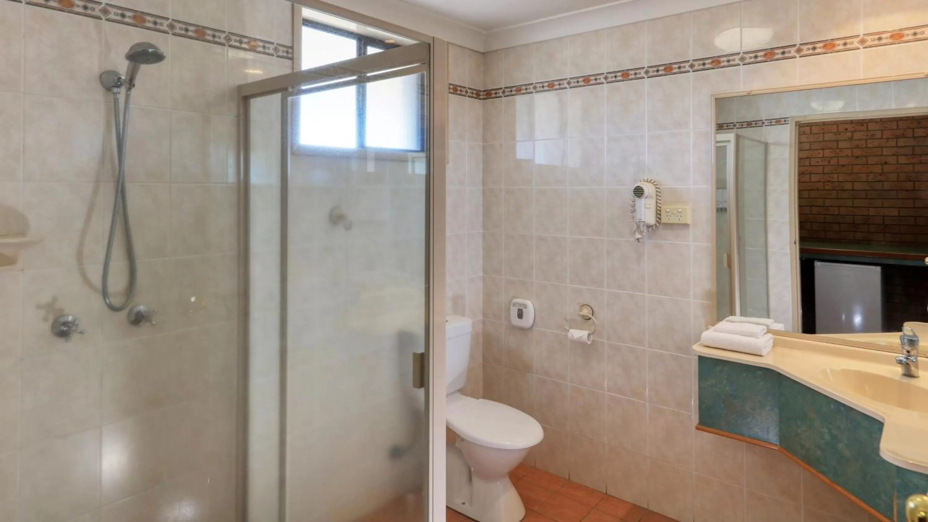 Toilet in James Street Motor Inn