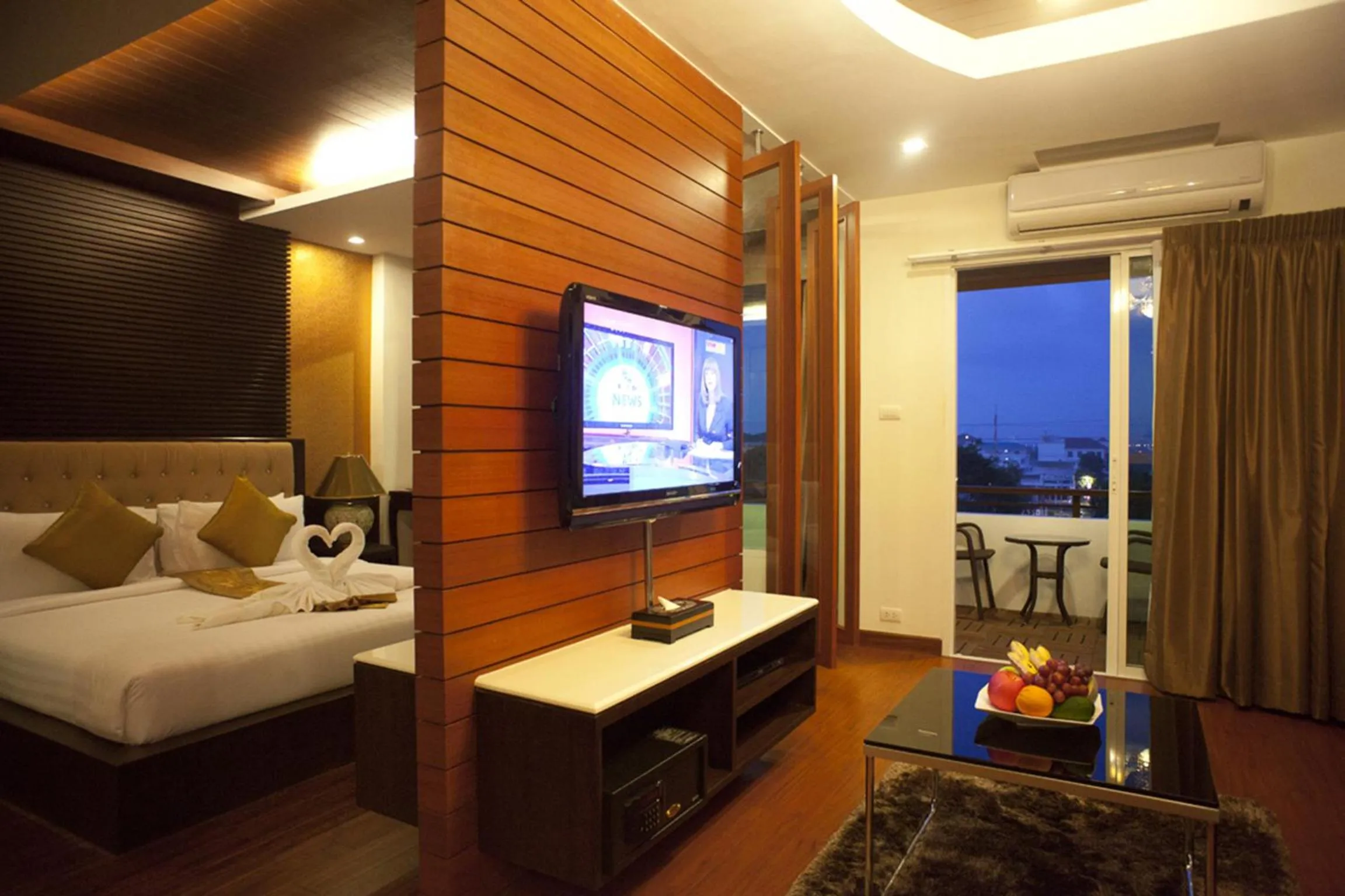 Living room, Bed in Suvarnabhumi Suite Hotel