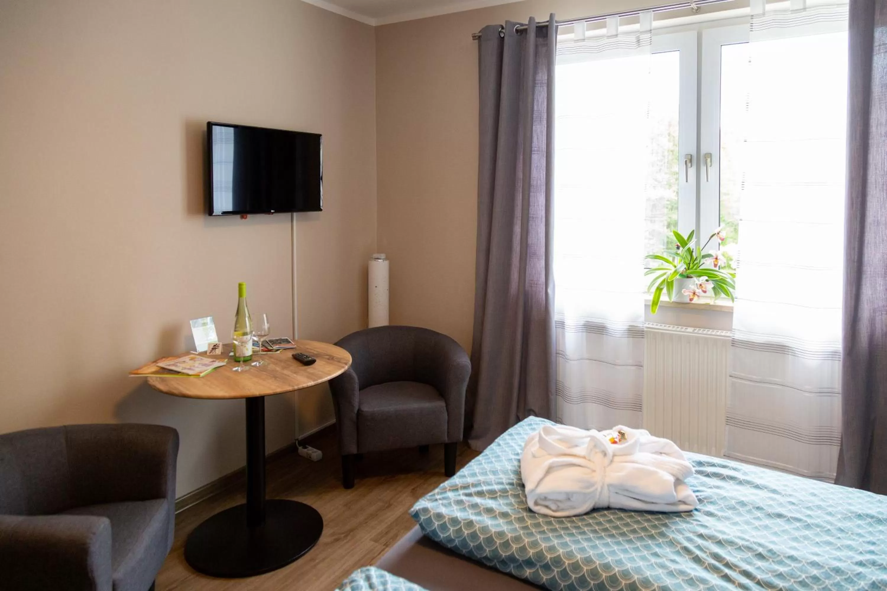 Living room, Bed in Sporthotel Wernigerode