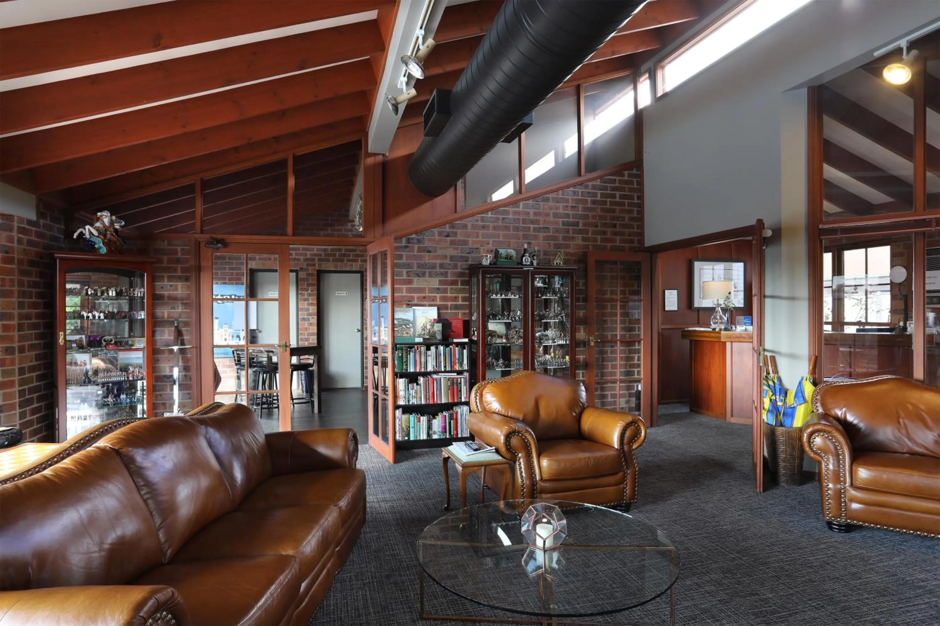 Communal lounge/ TV room in Tamworth Motor Inn & Cabins