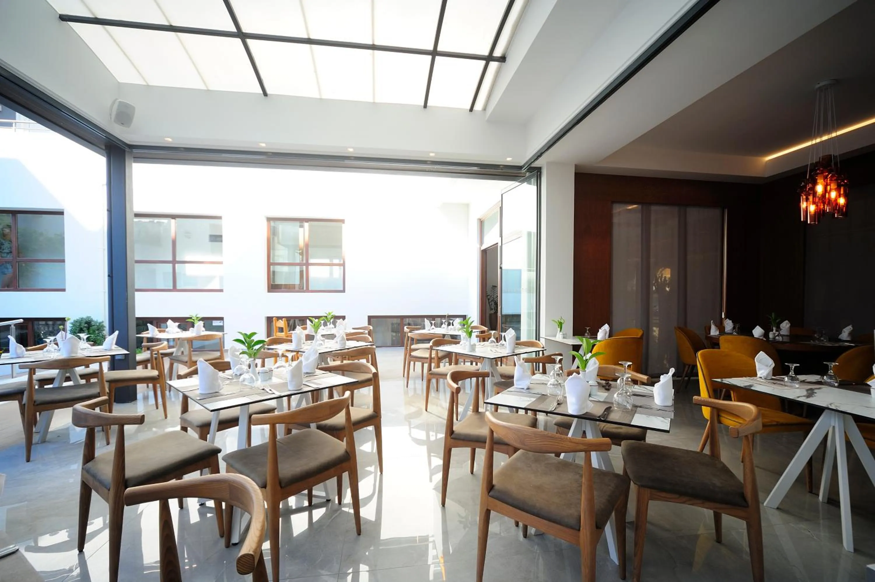 Restaurant/places to eat in Atrium Ambiance Hotel